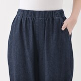 婦人　洗いざらし　デニムイージーテーパードパンツ