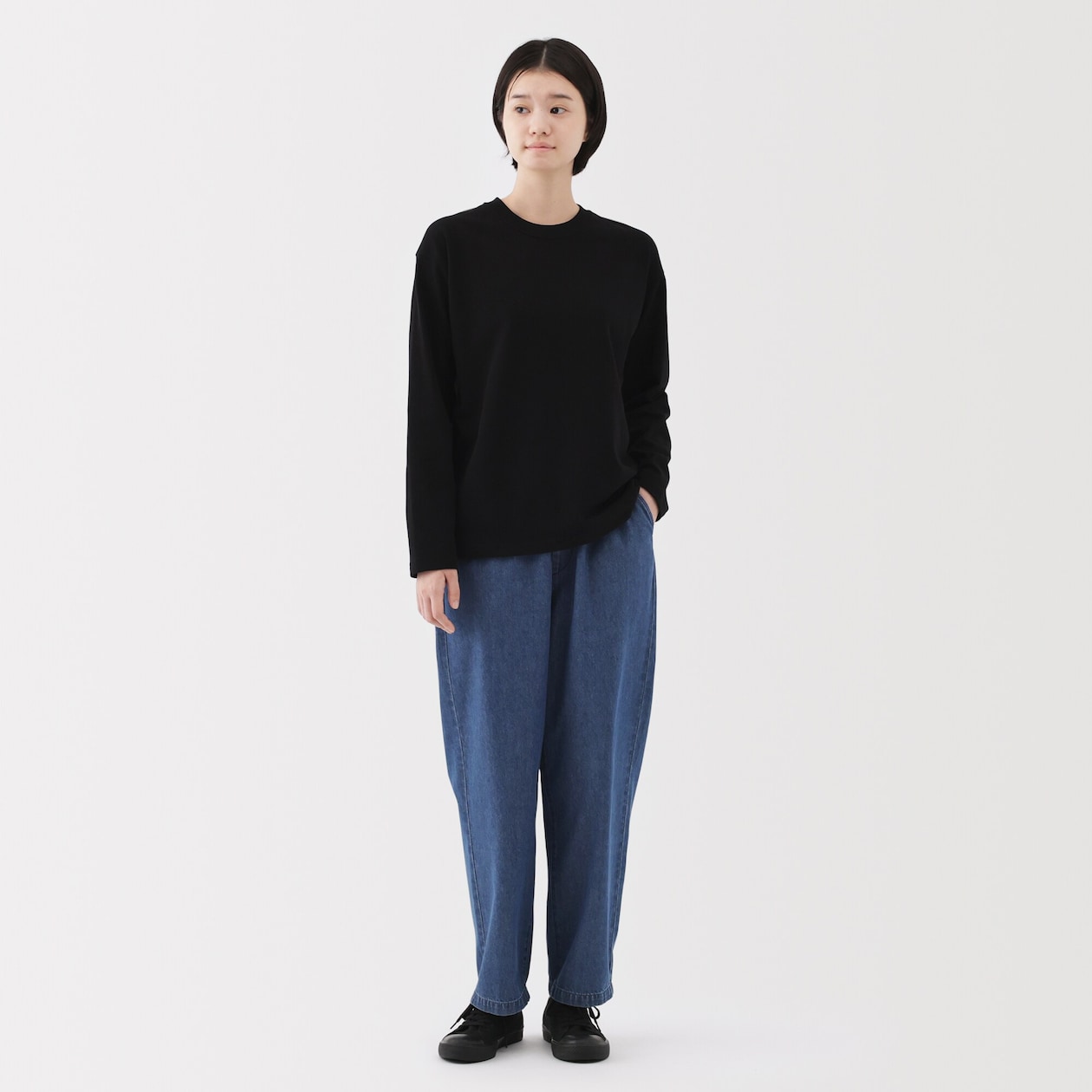 婦人　洗いざらし　デニムイージーテーパードパンツ