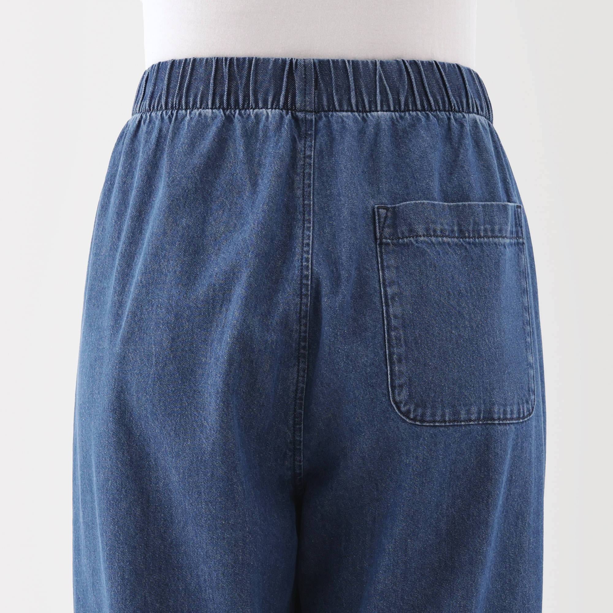 婦人　洗いざらし　デニムイージーテーパードパンツ