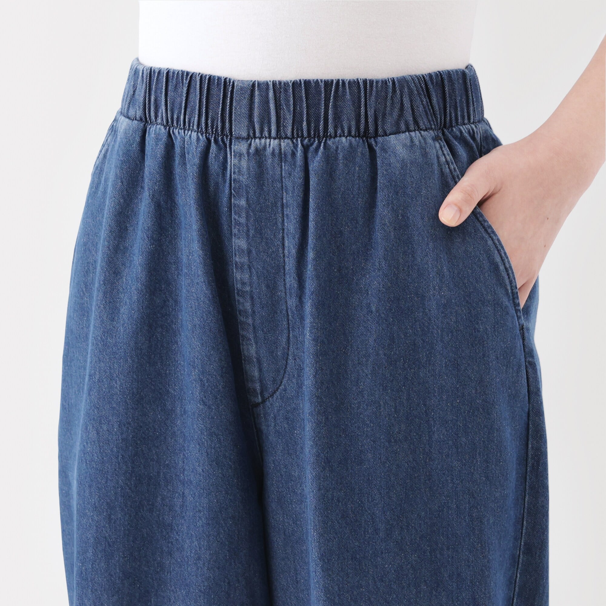 婦人　洗いざらし　デニムイージーテーパードパンツ