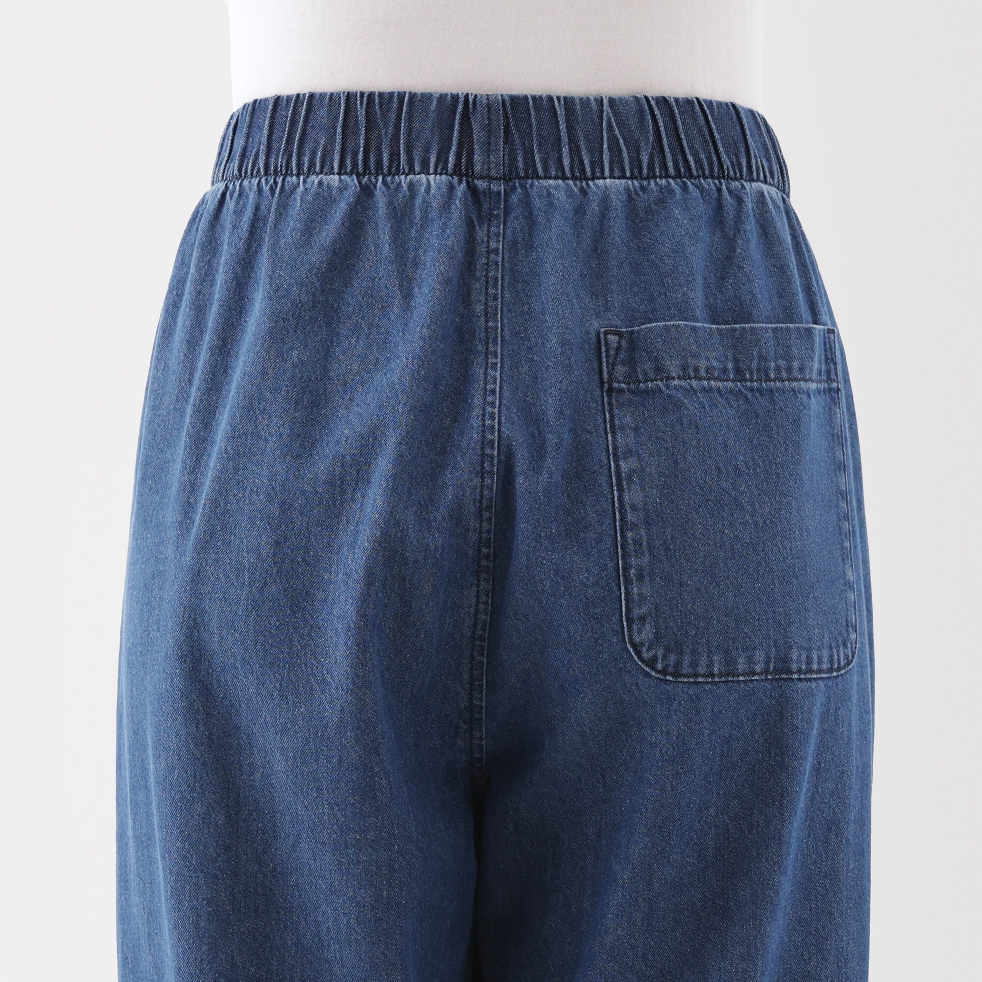 婦人　洗いざらし　デニムイージーテーパードパンツ