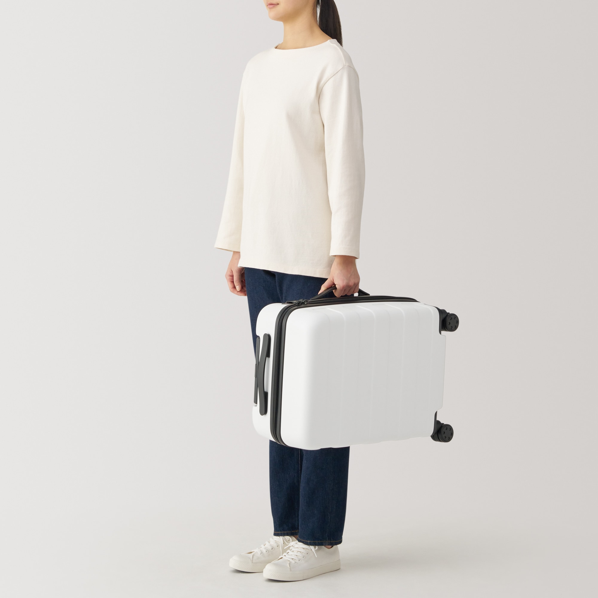 バーを自由に調節できる　ハードキャリーケース（３６Ｌ）