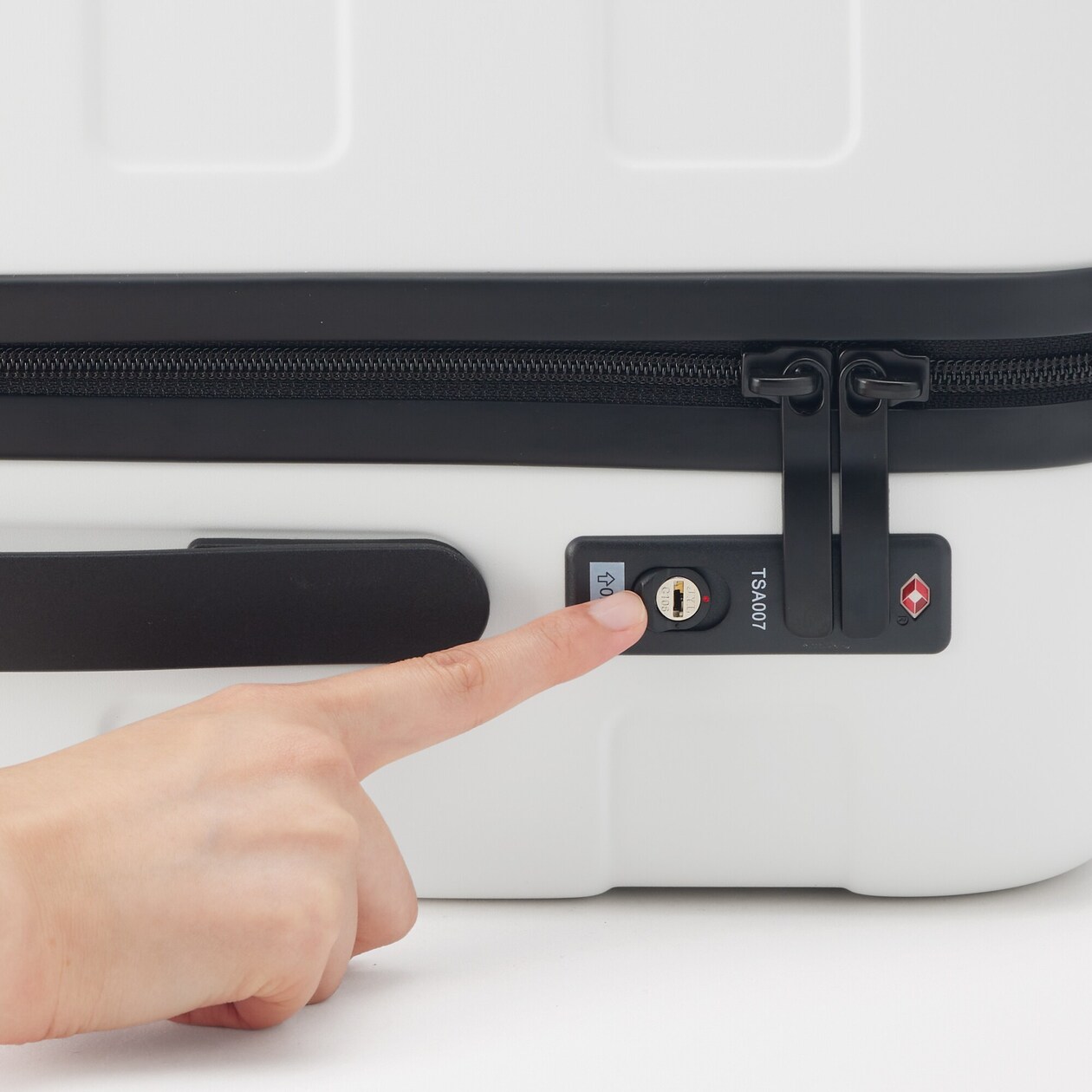 バーを自由に調節できる　ハードキャリーケース（３６Ｌ）