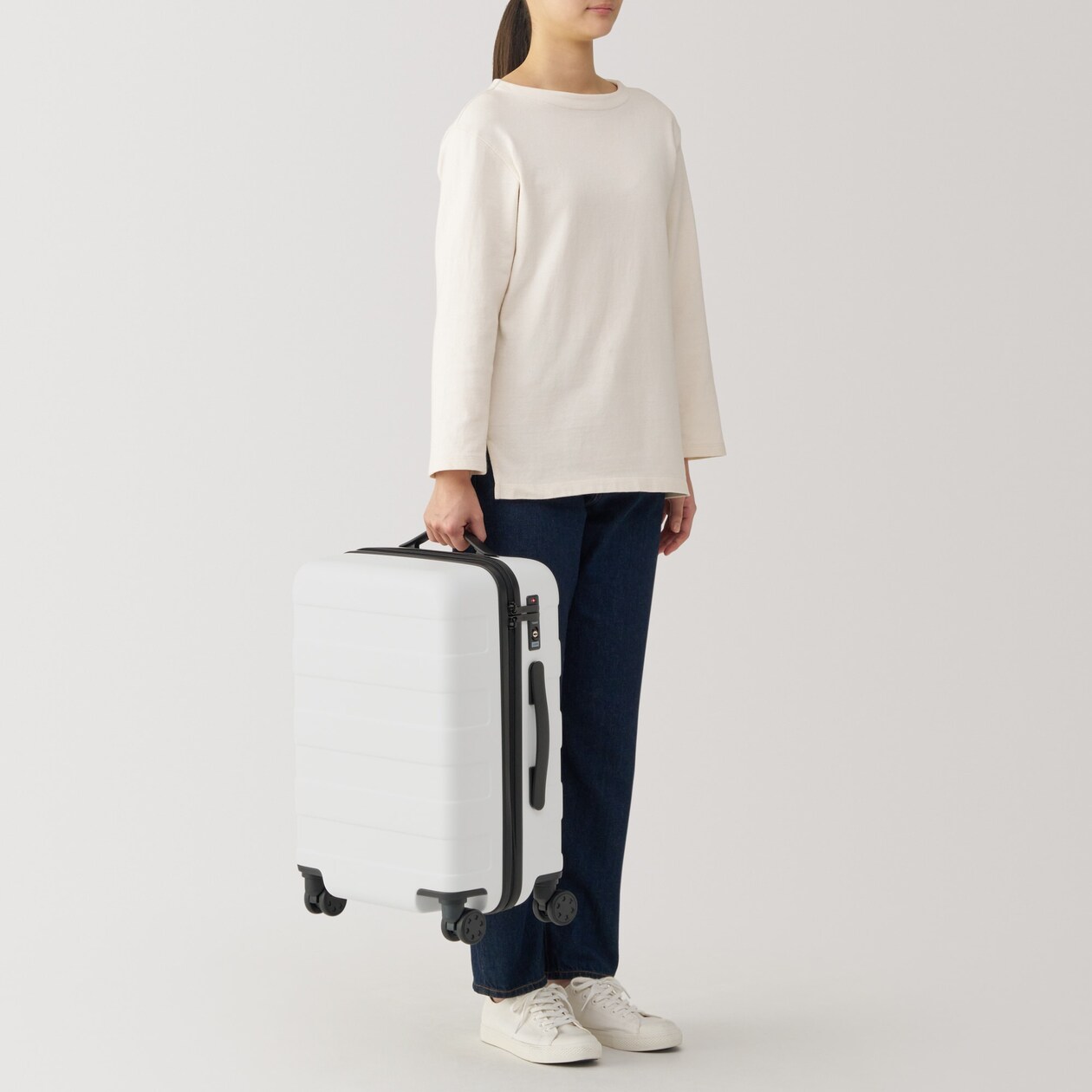 バーを自由に調節できる　ハードキャリーケース（３６Ｌ）