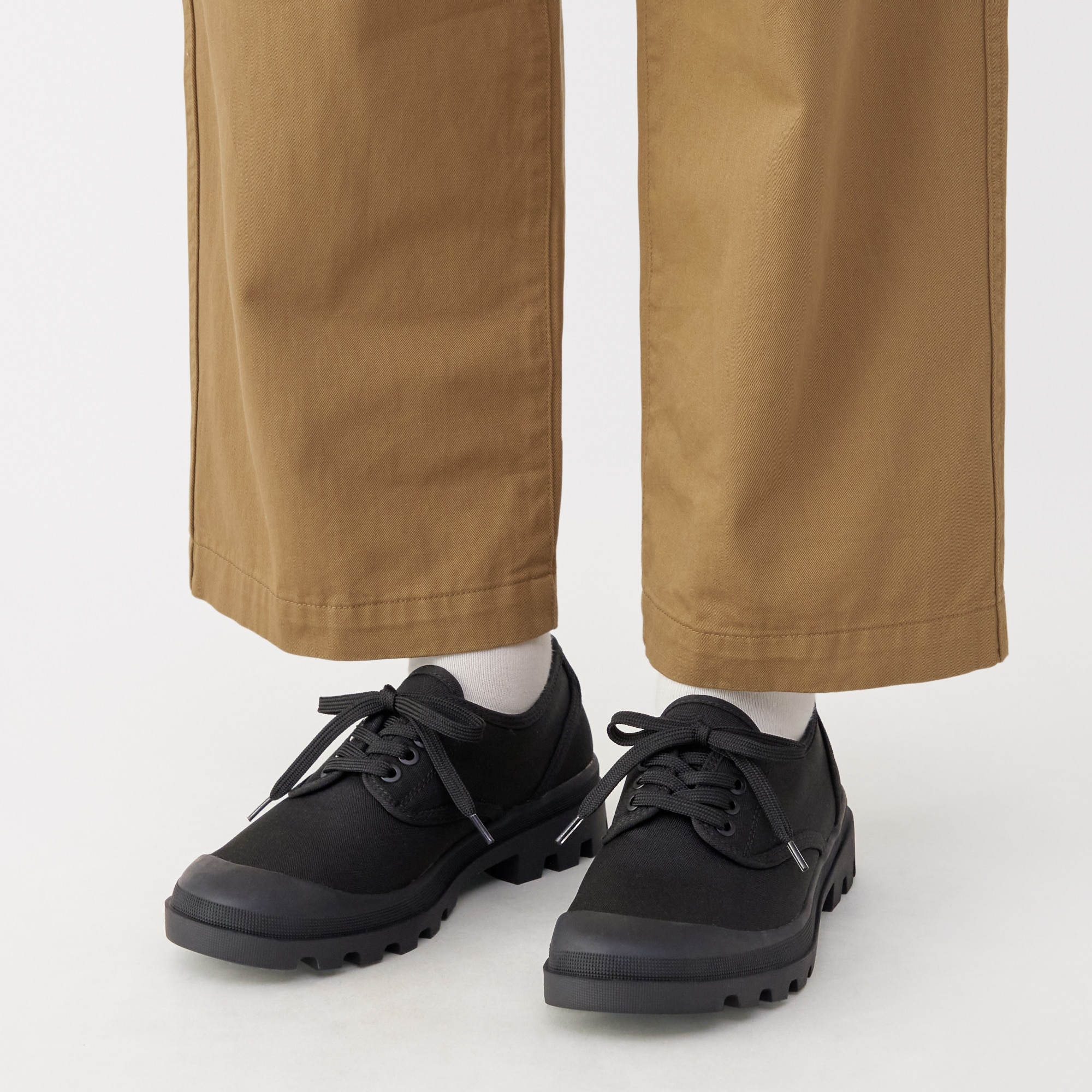 婦人　柔らかい中敷を使用した　撥水タンクソールシューズ