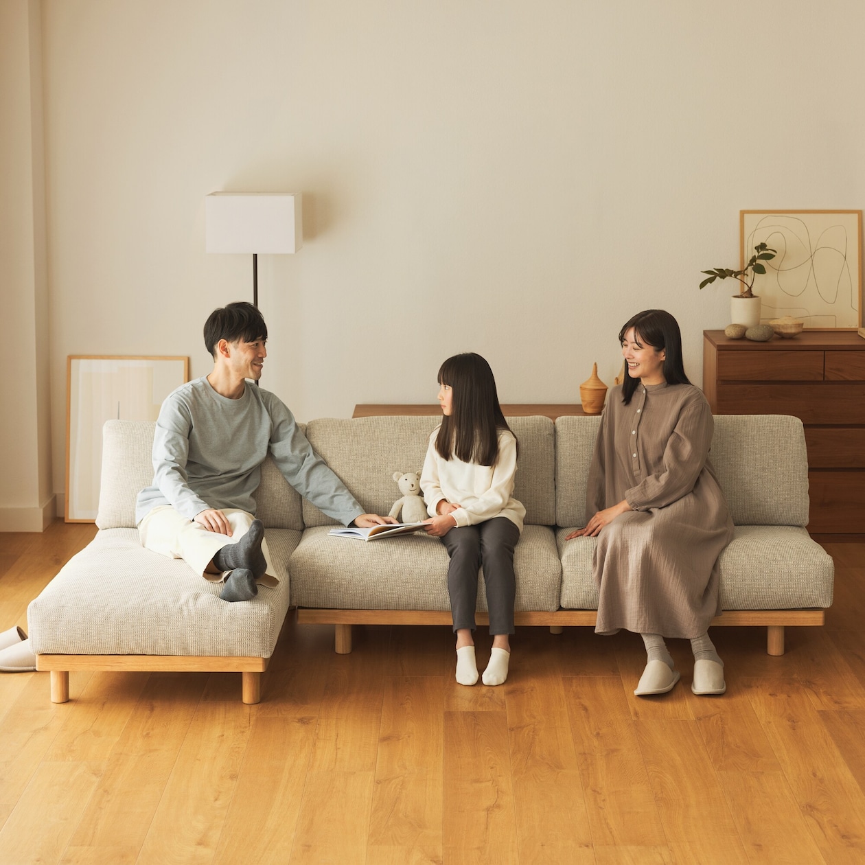 ゆったり座れるアームレスソファ　３シーター　ポリエステル平織　ベージュ