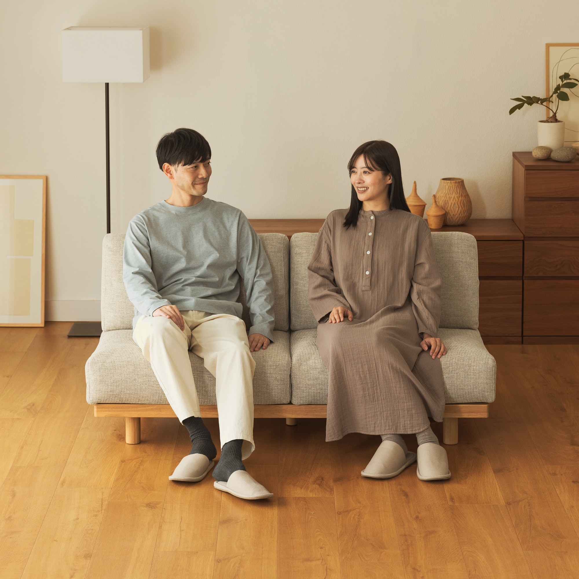 ゆったり座れるアームレスソファ　２シーター　ポリエステル平織　ベージュ