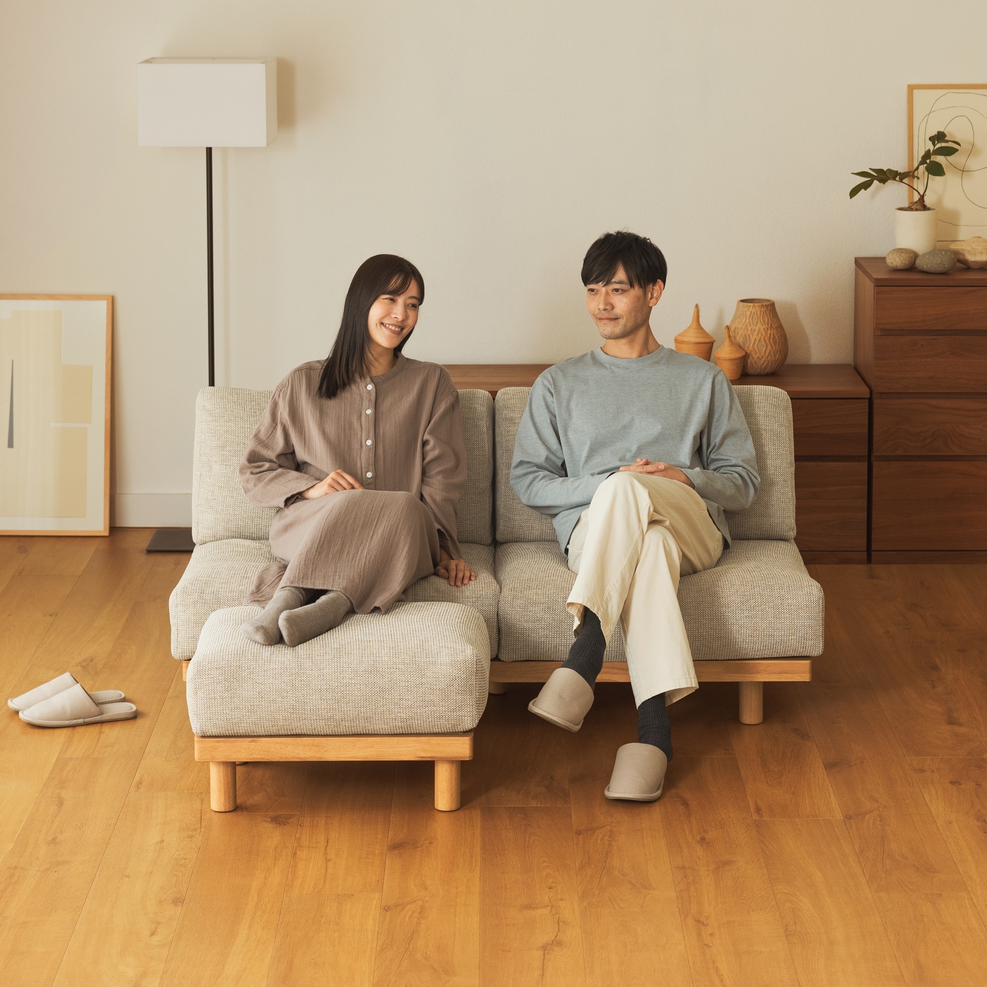 ゆったり座れるアームレスソファ　２シーター　ポリエステル平織　ベージュ