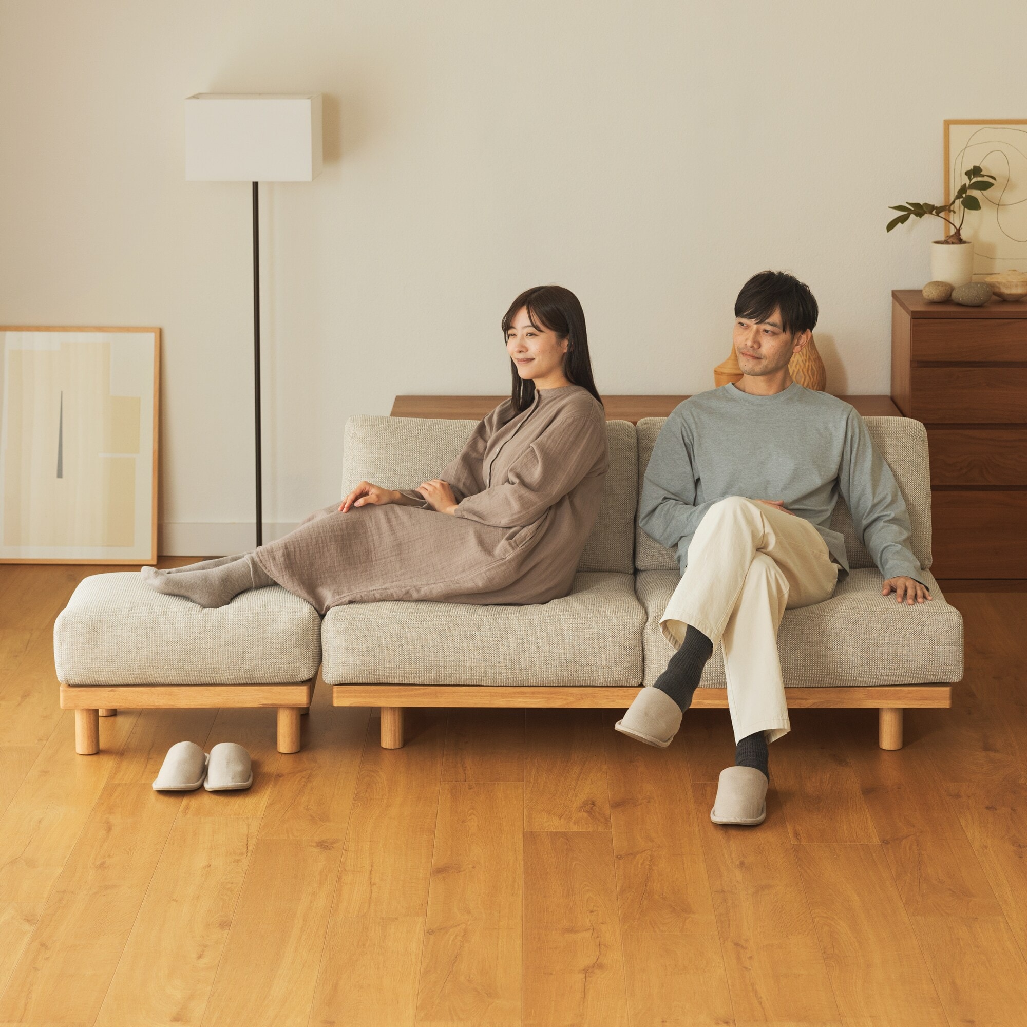 ゆったり座れるアームレスソファ　２シーター　ポリエステル平織　ベージュ