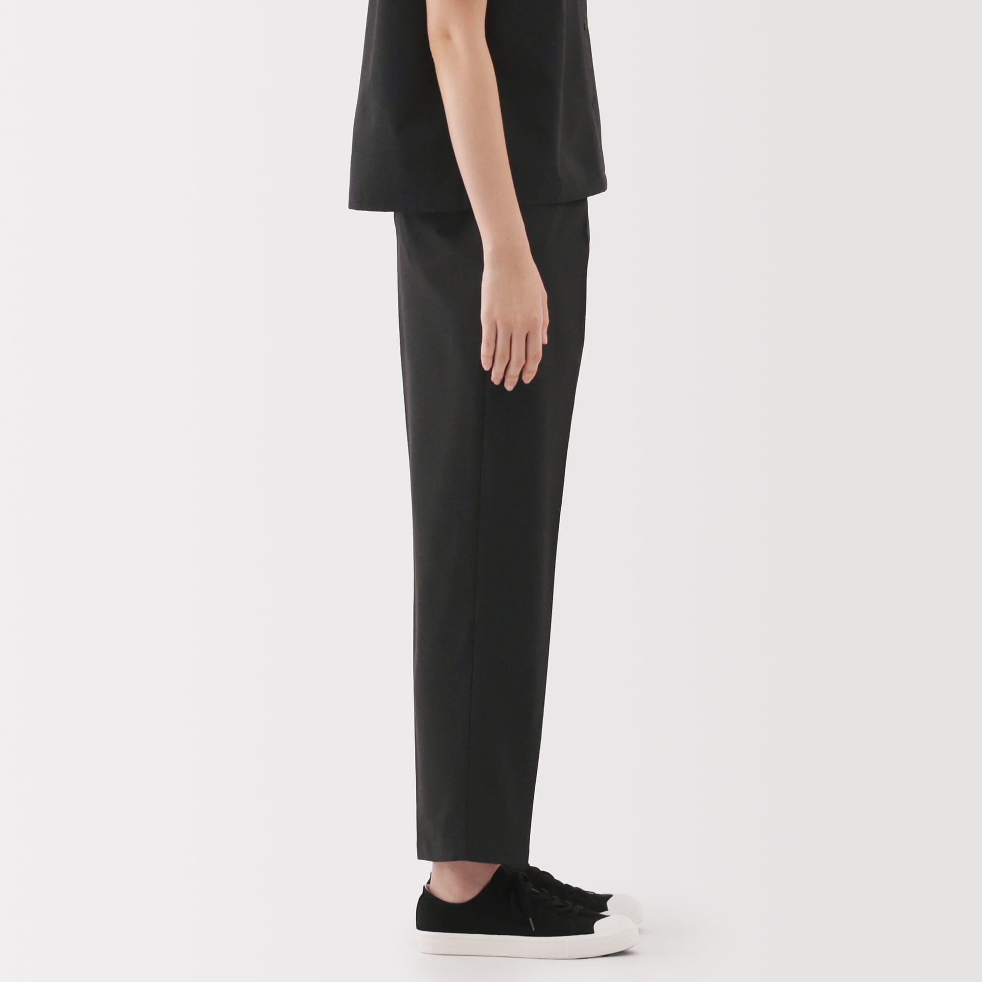 婦人　風を通す　ストレッチサッカーイージーテーパードパンツ