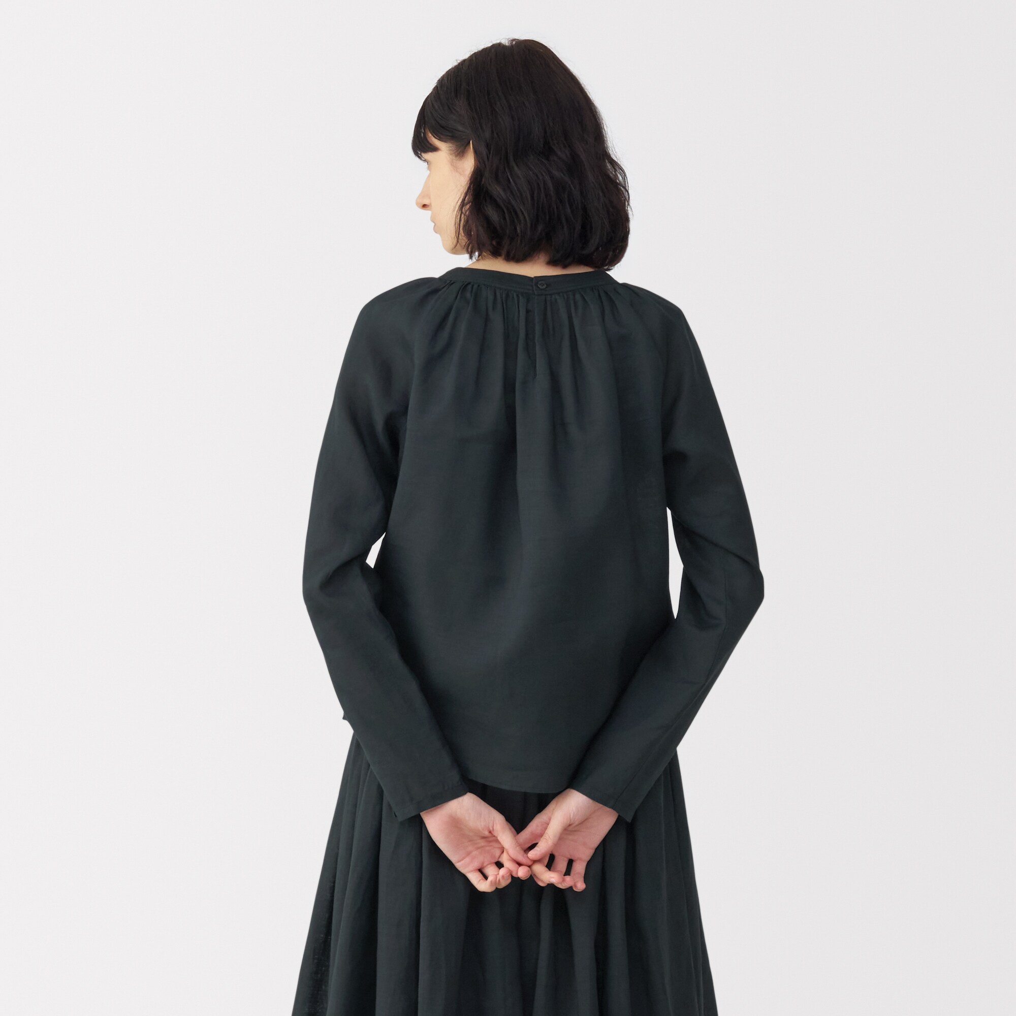 美品　ネストローブ　ラミー　スタンドネック　ギャザーブラウス　黒 美品 ネストローブ ラミー スタンドネック ギャザーブラウス 黒