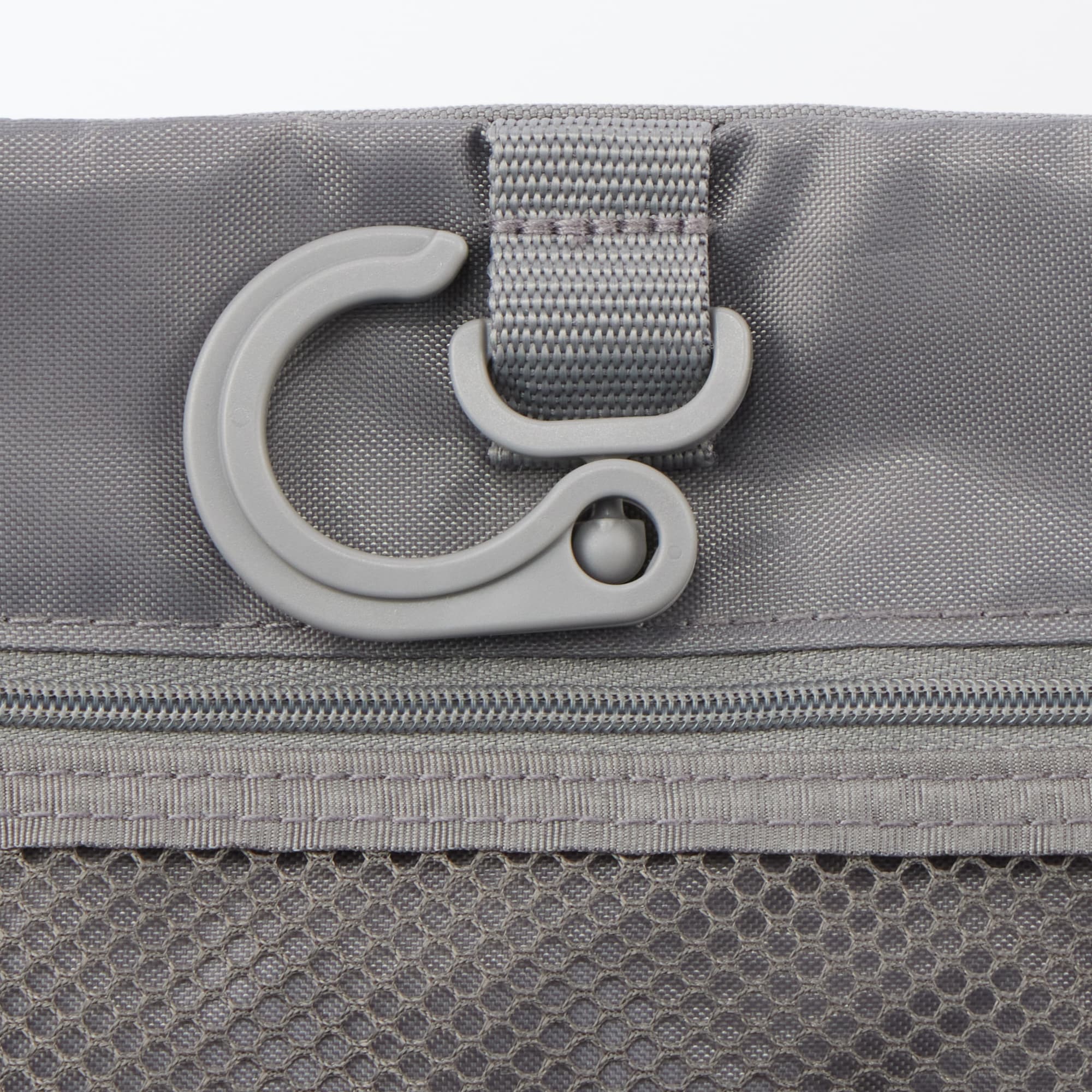 ポリエステル　吊るして使える着脱ポーチ付ケース