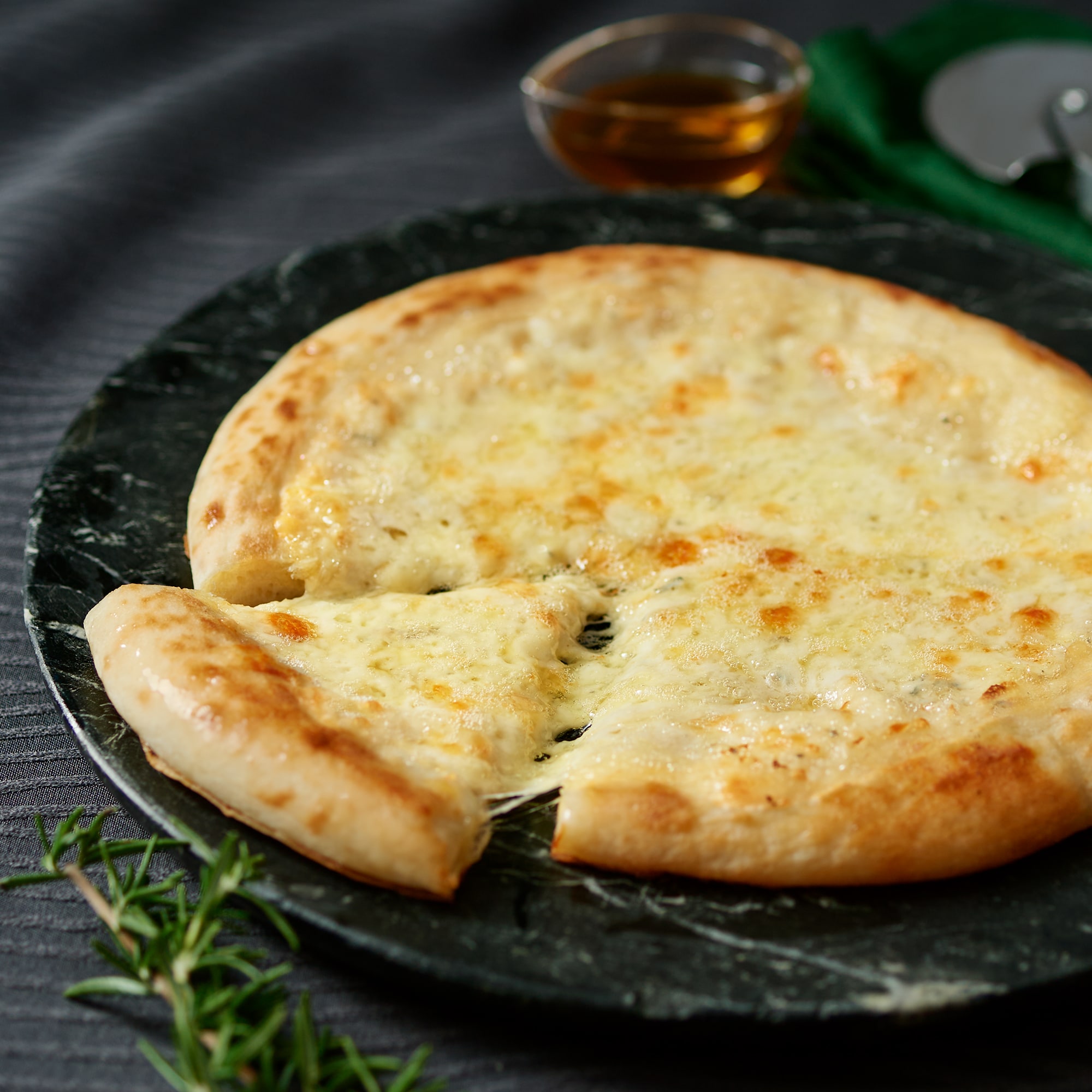 ゴルゴンゾーラと３種チーズのピザ