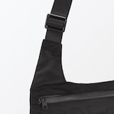 ナイロンショルダーバッグ