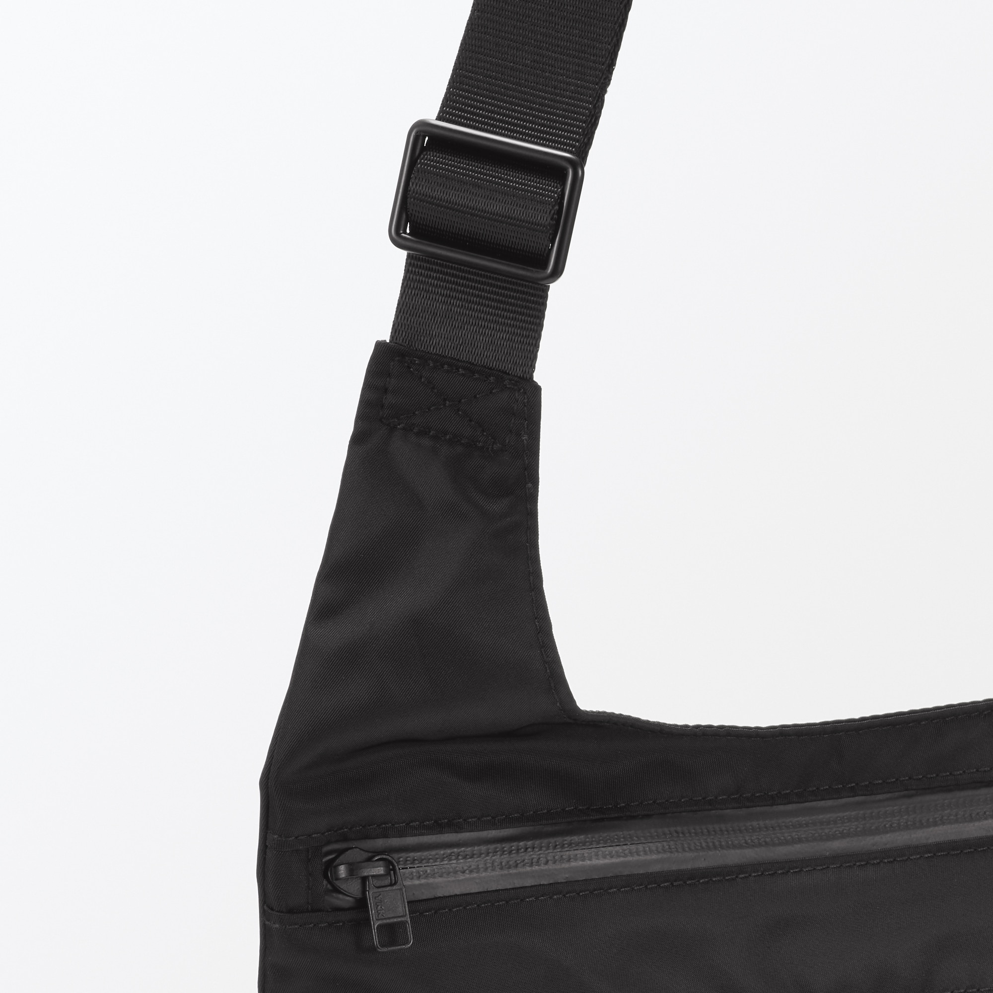 ナイロンショルダーバッグ