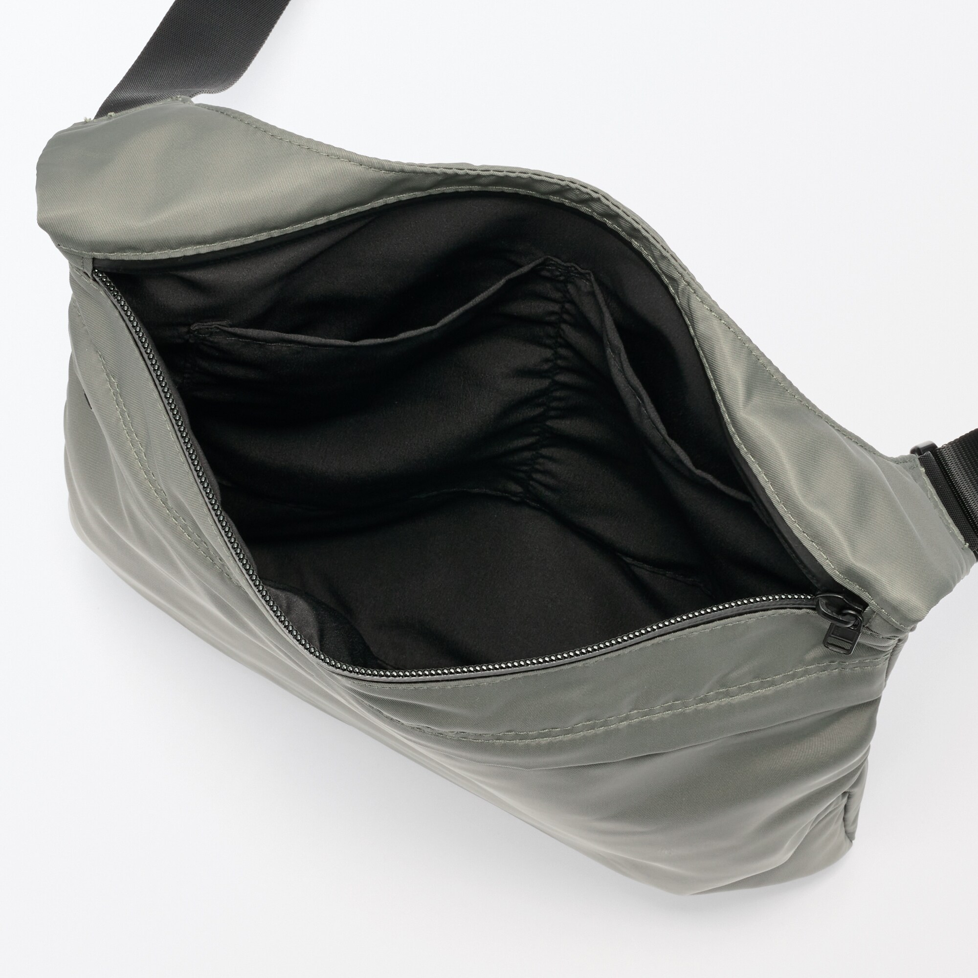 ナイロンショルダーバッグ