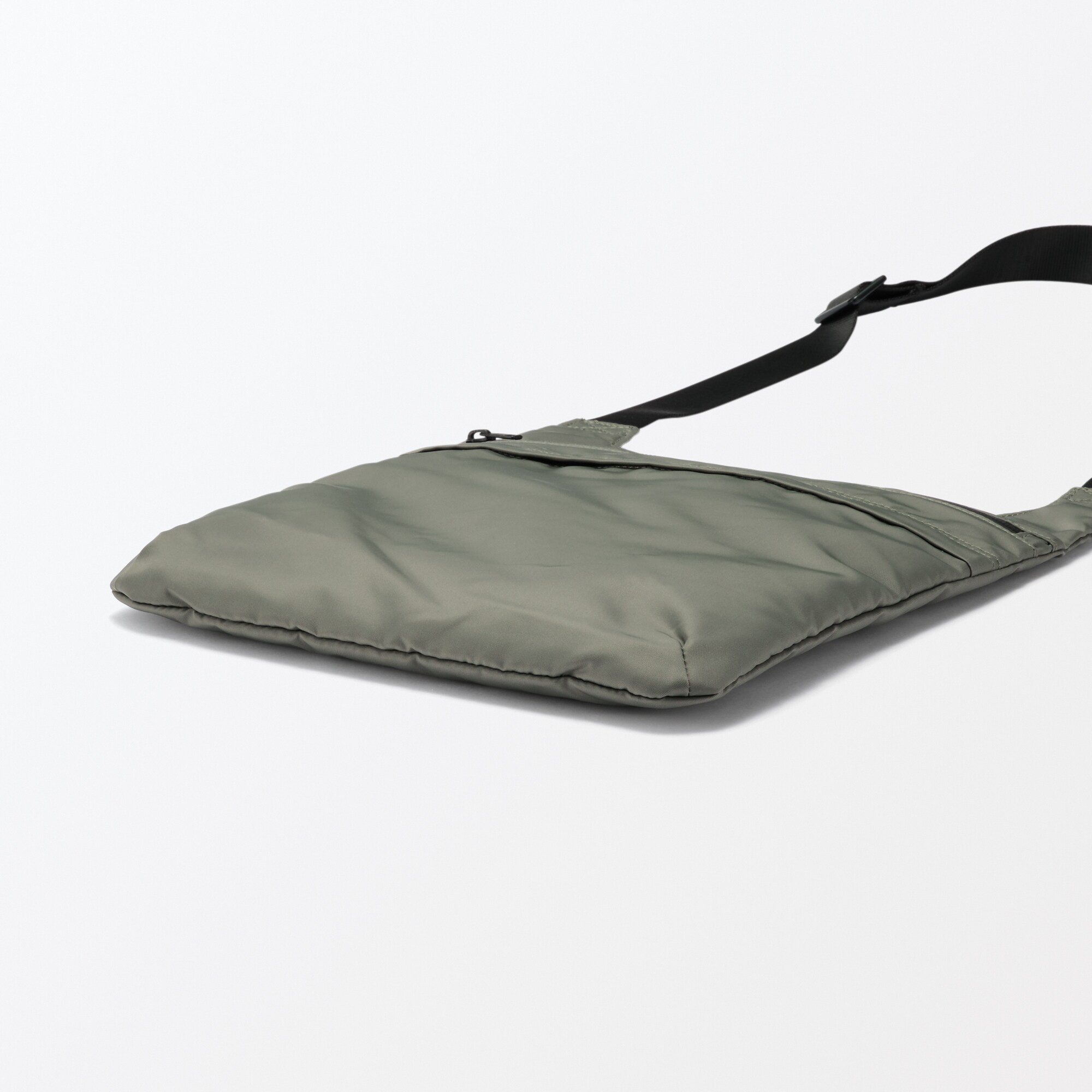 ナイロンショルダーバッグ