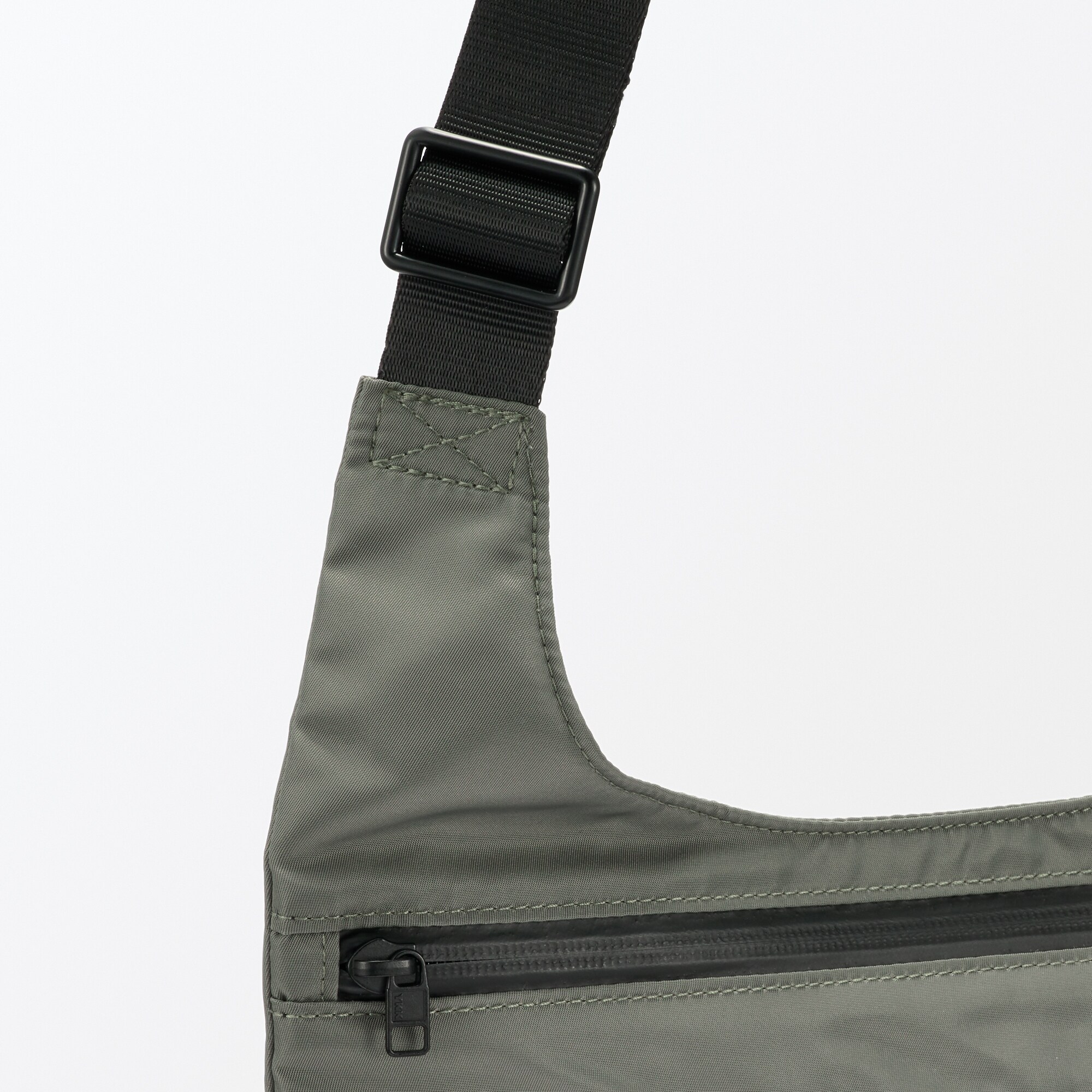 ナイロンショルダーバッグ