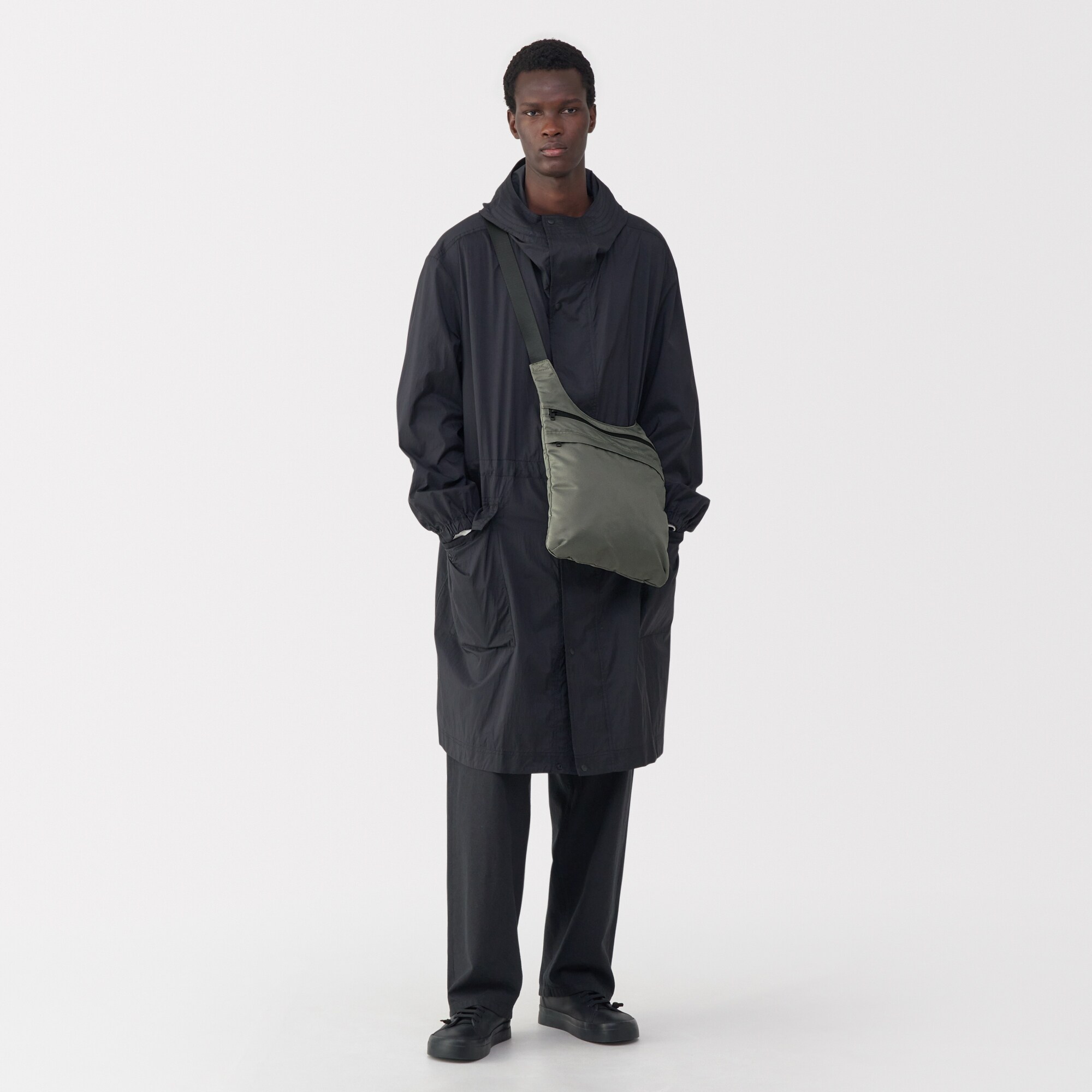 ナイロンショルダーバッグ