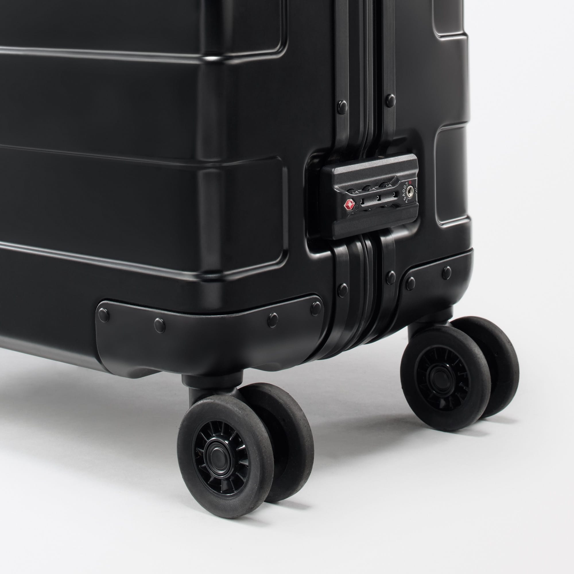 アルミハードキャリーケース６０リットル（黒）