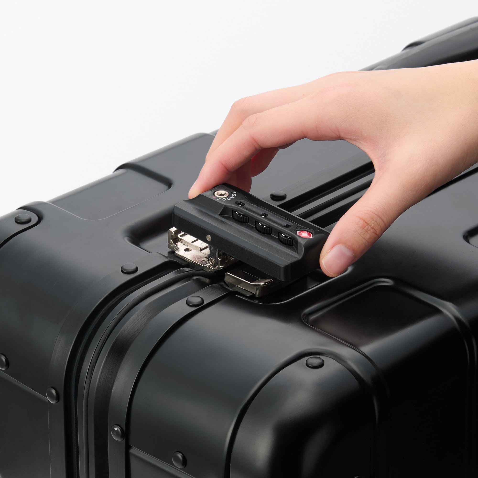 アルミハードキャリーケース６０リットル（黒）