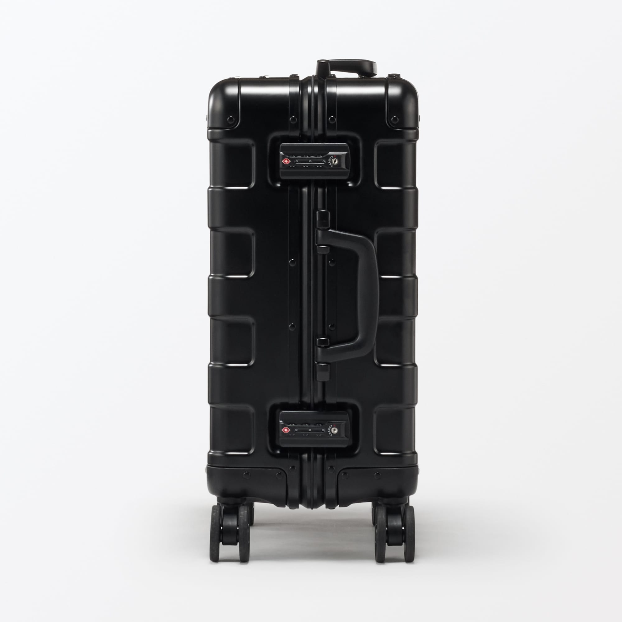 アルミハードキャリーケース３４リットル（黒）