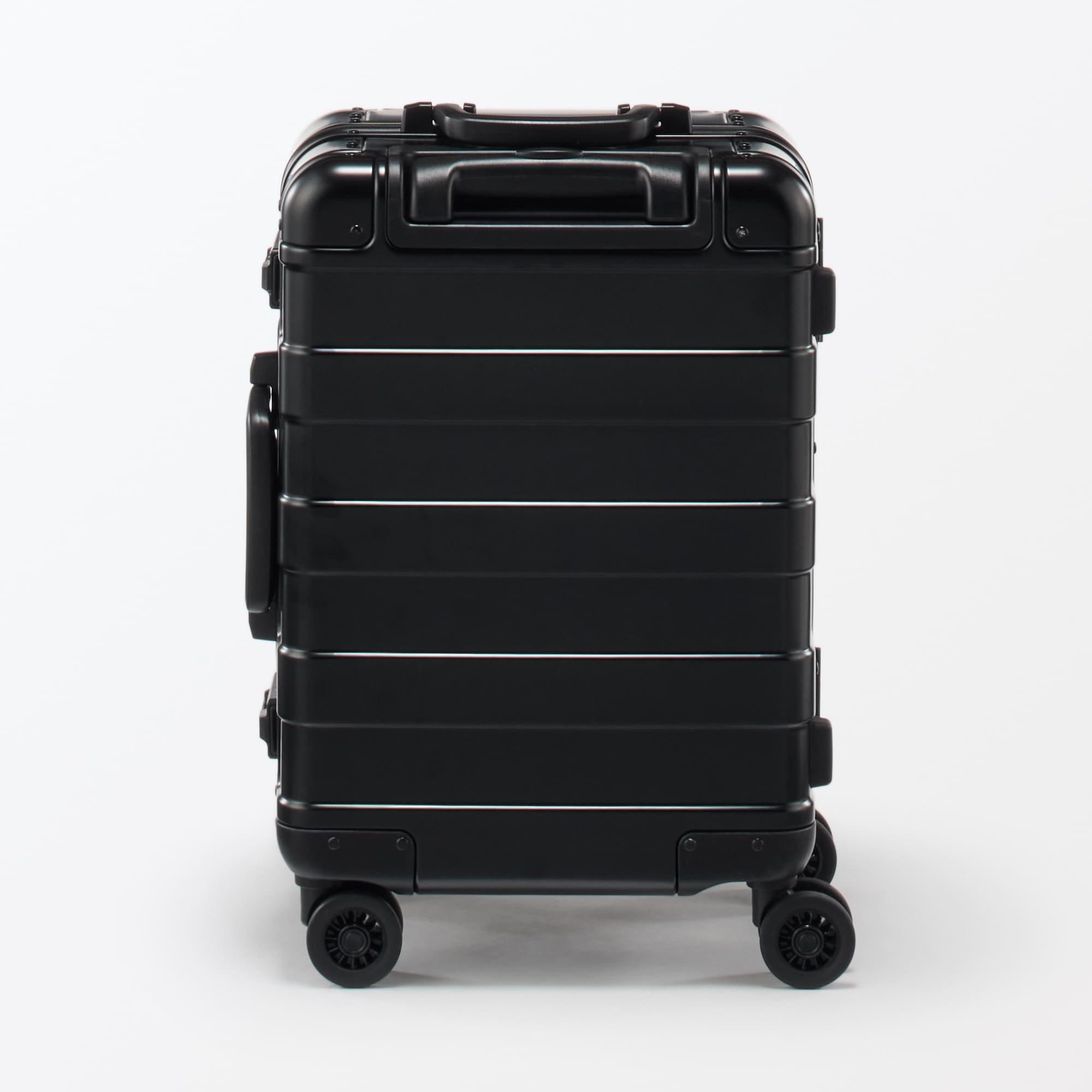 アルミハードキャリーケース３４リットル（黒）