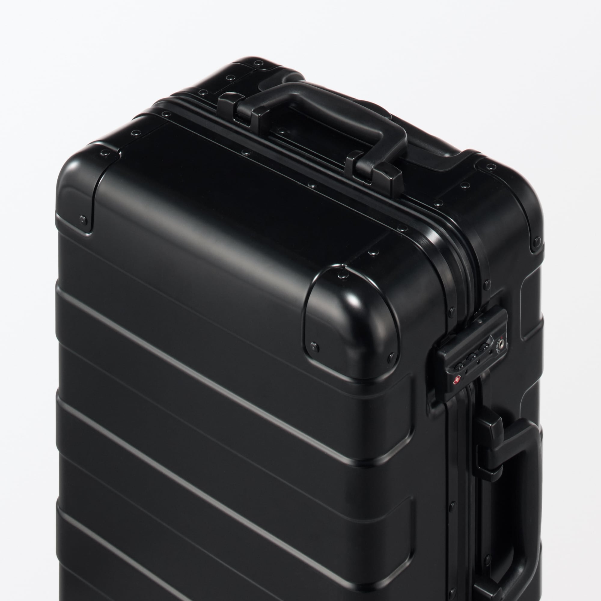 アルミハードキャリーケース３４リットル（黒）