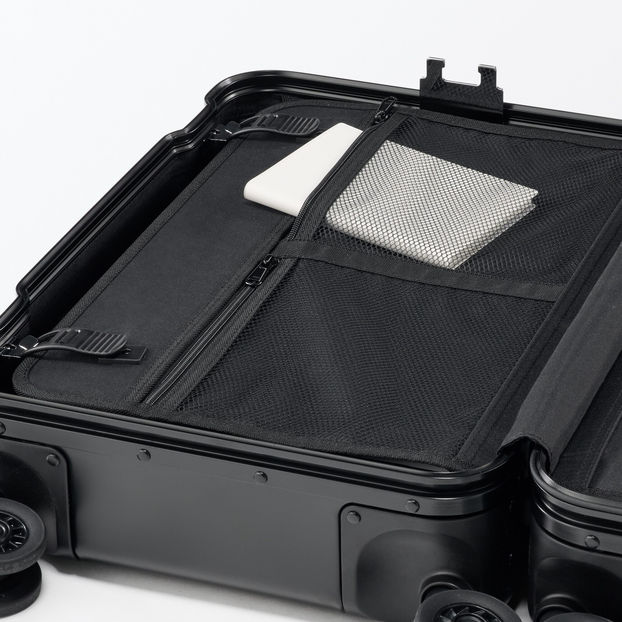 アルミハードキャリーケース３４リットル（黒）