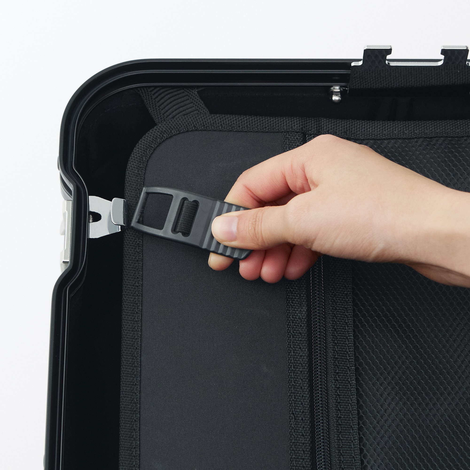 アルミハードキャリーケース３４リットル（黒）