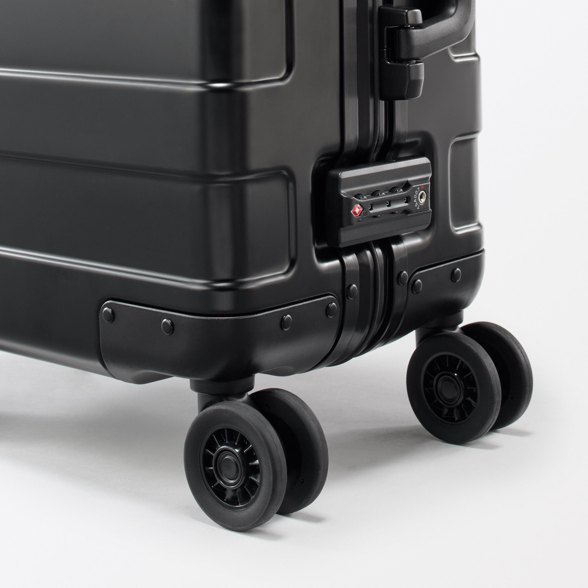 アルミハードキャリーケース３４リットル（黒）