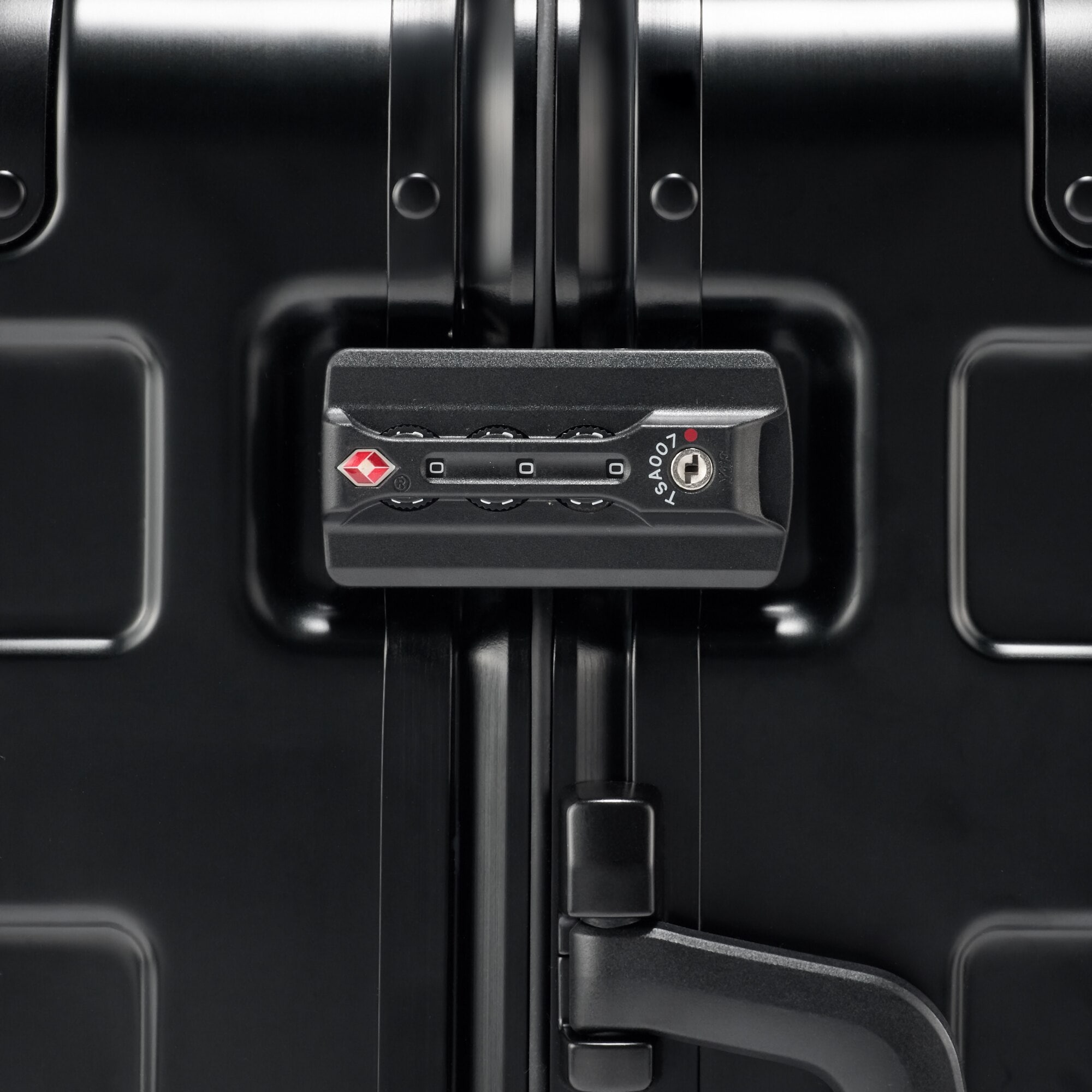 アルミハードキャリーケース３４リットル（黒）