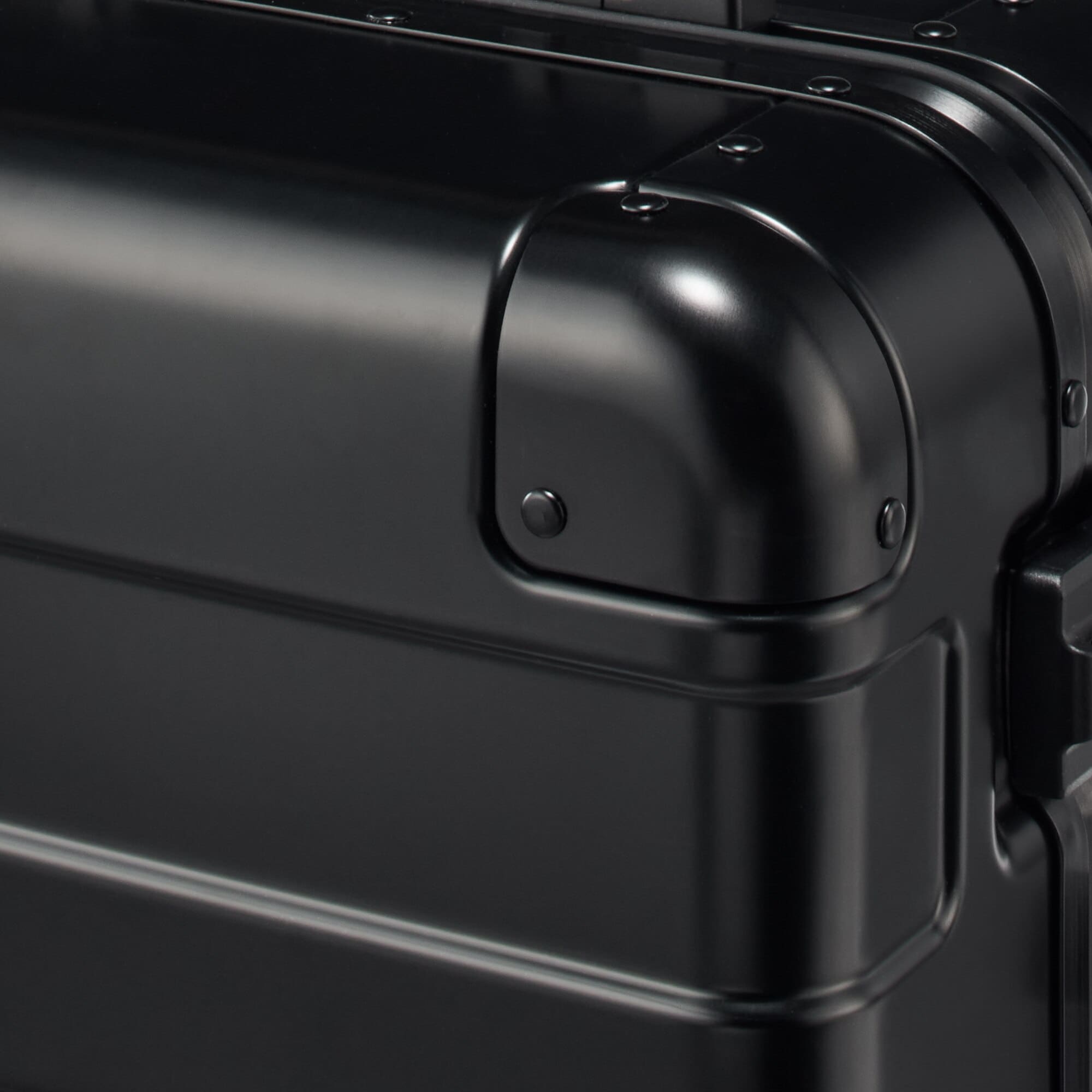 アルミハードキャリーケース３４リットル（黒）