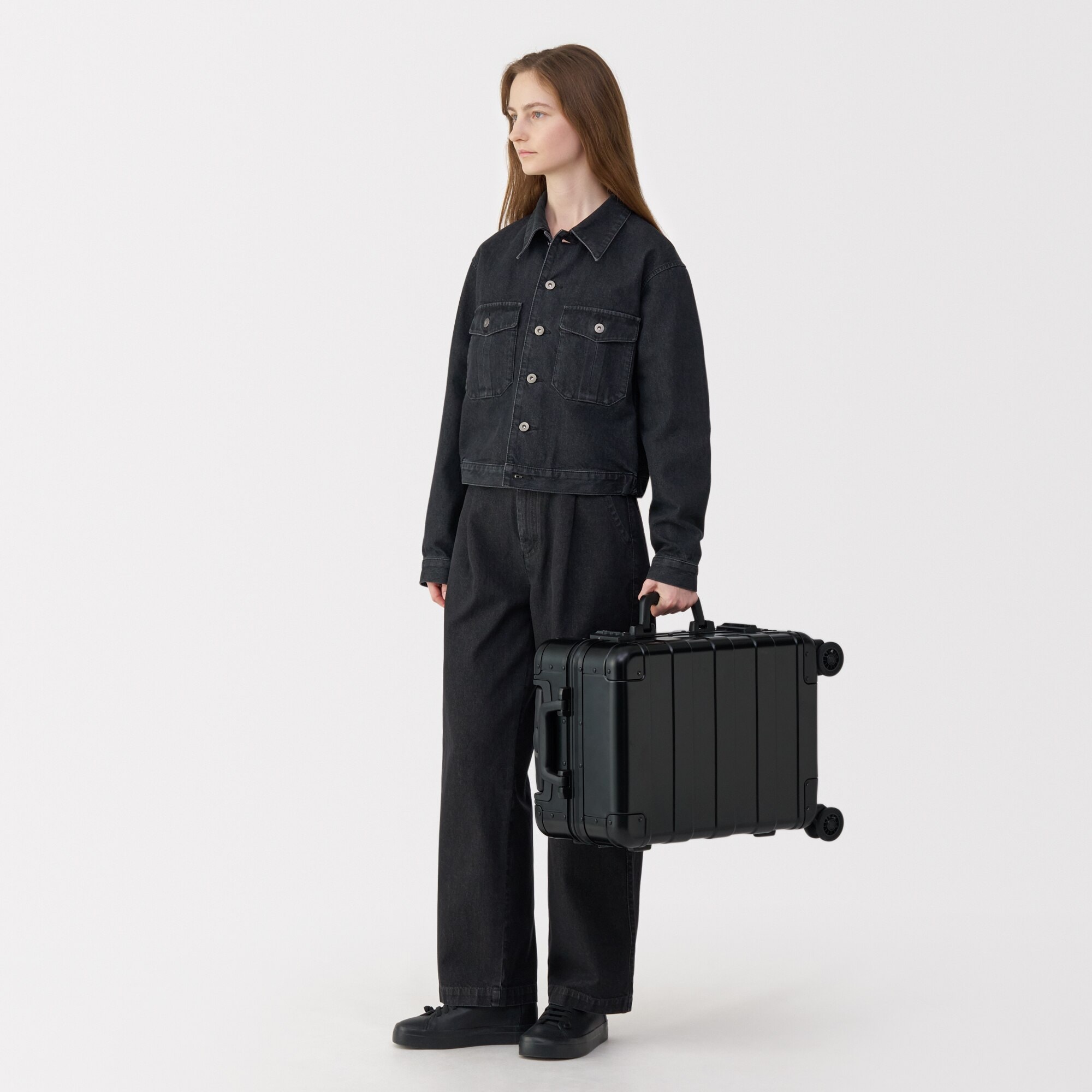 アルミハードキャリーケース３４リットル（黒）