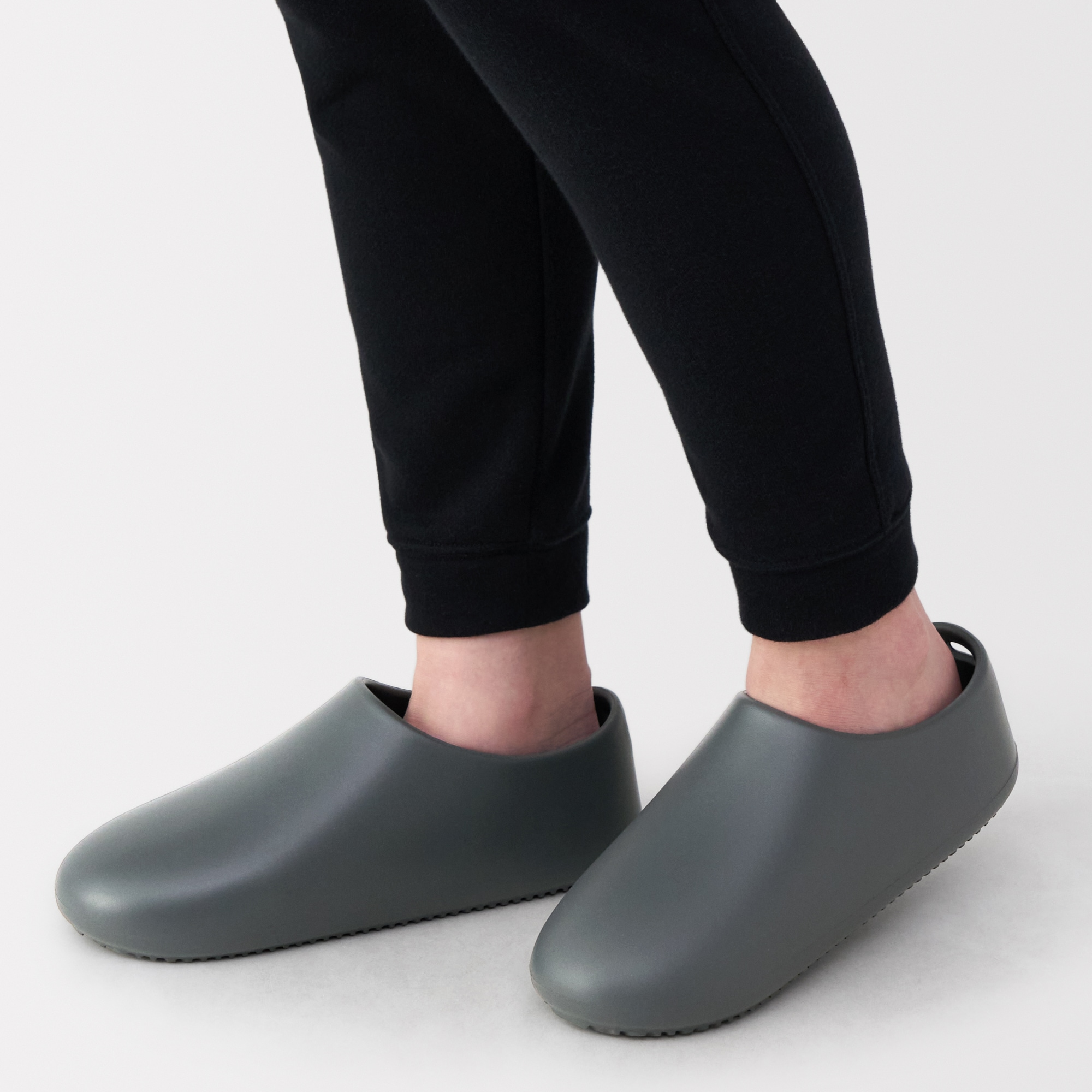 ＥＶＡ　吊るせるやわらかバススリッパ・Ｌ　ダークグレー