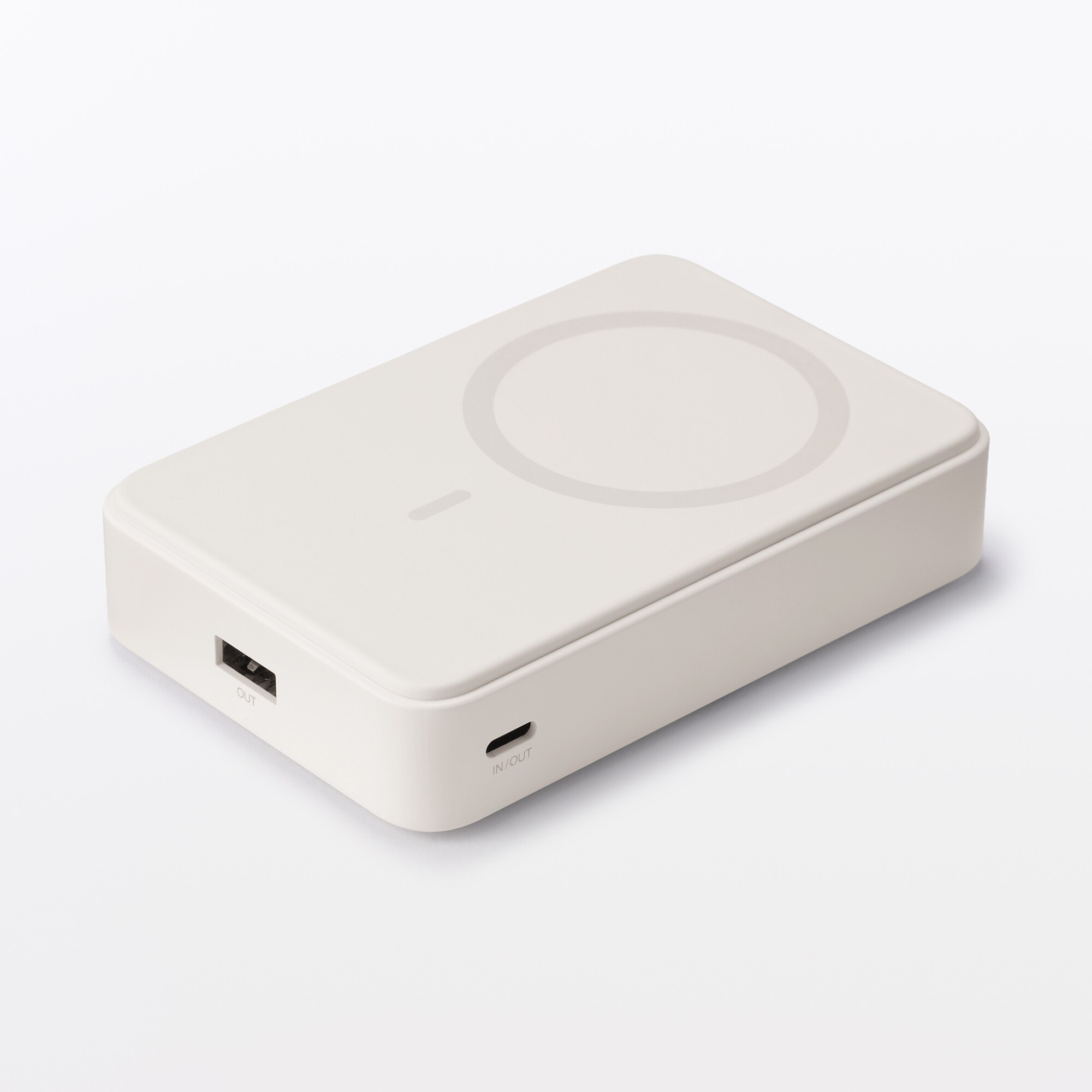 スマホスタンドにもなるモバイルバッテリー（マグネット式充電対応