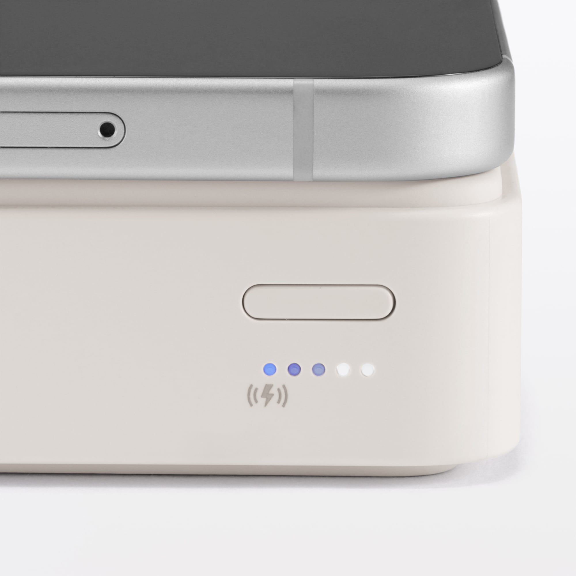 スマホスタンドにもなるモバイルバッテリー（マグネット式充電対応１００００ｍＡｈ）