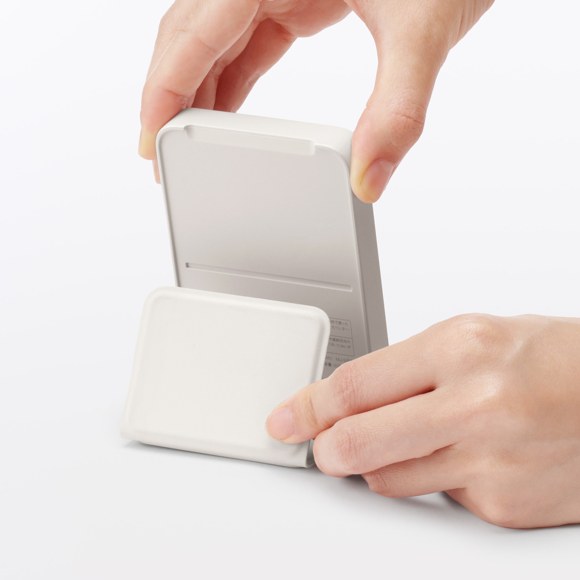 スマホスタンドにもなるモバイルバッテリー（マグネット式充電対応５０００ｍＡｈ）