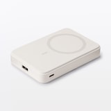 スマホスタンドにもなるモバイルバッテリー（マグネット式充電対応５０００ｍＡｈ）