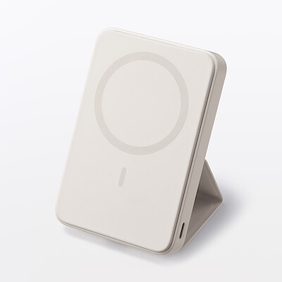 【８月中旬発売予定】スマホスタンドにもなるモバイルバッテリー（マグネット式充電対応５０００ｍＡｈ）