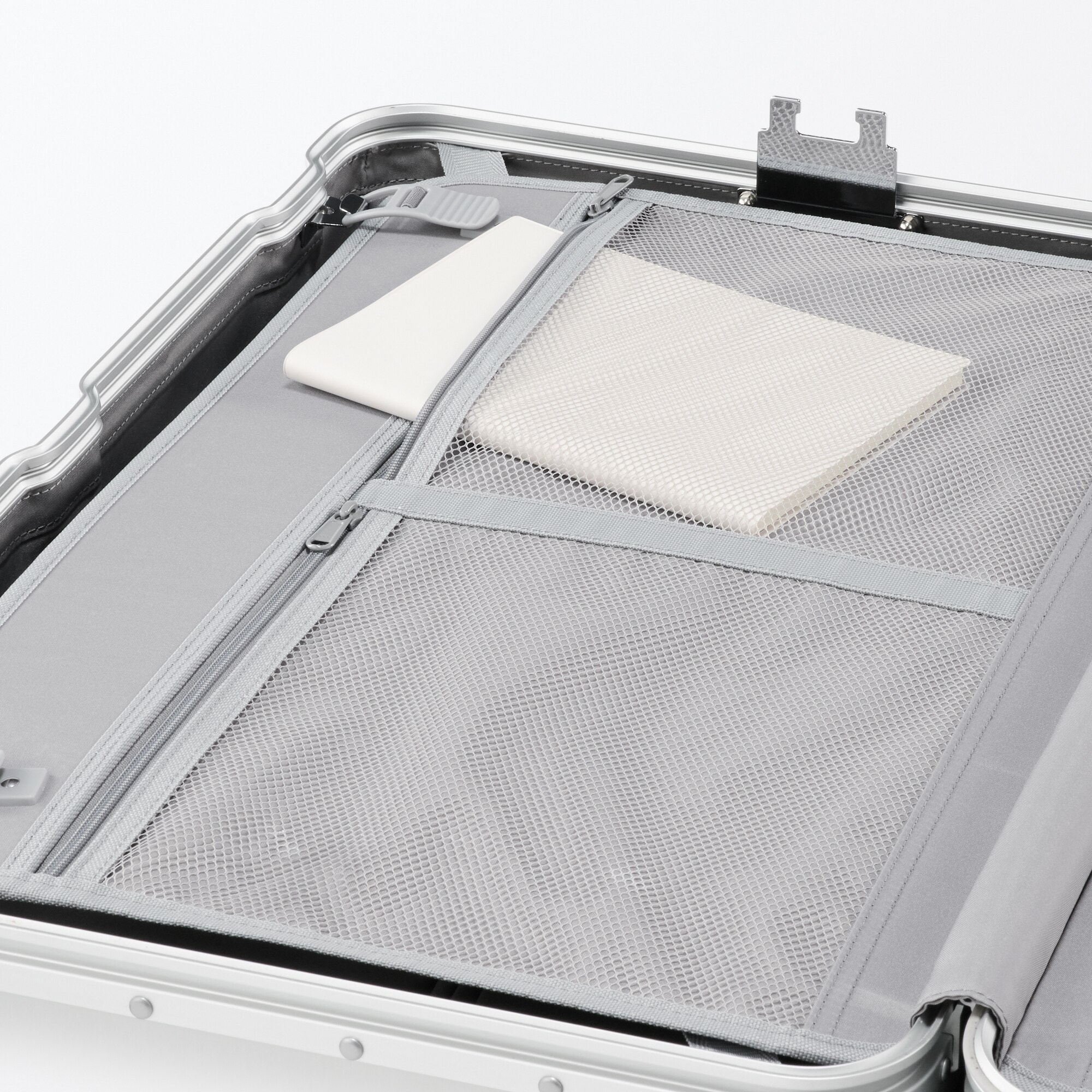 アルミハードキャリーケース６０リットル　