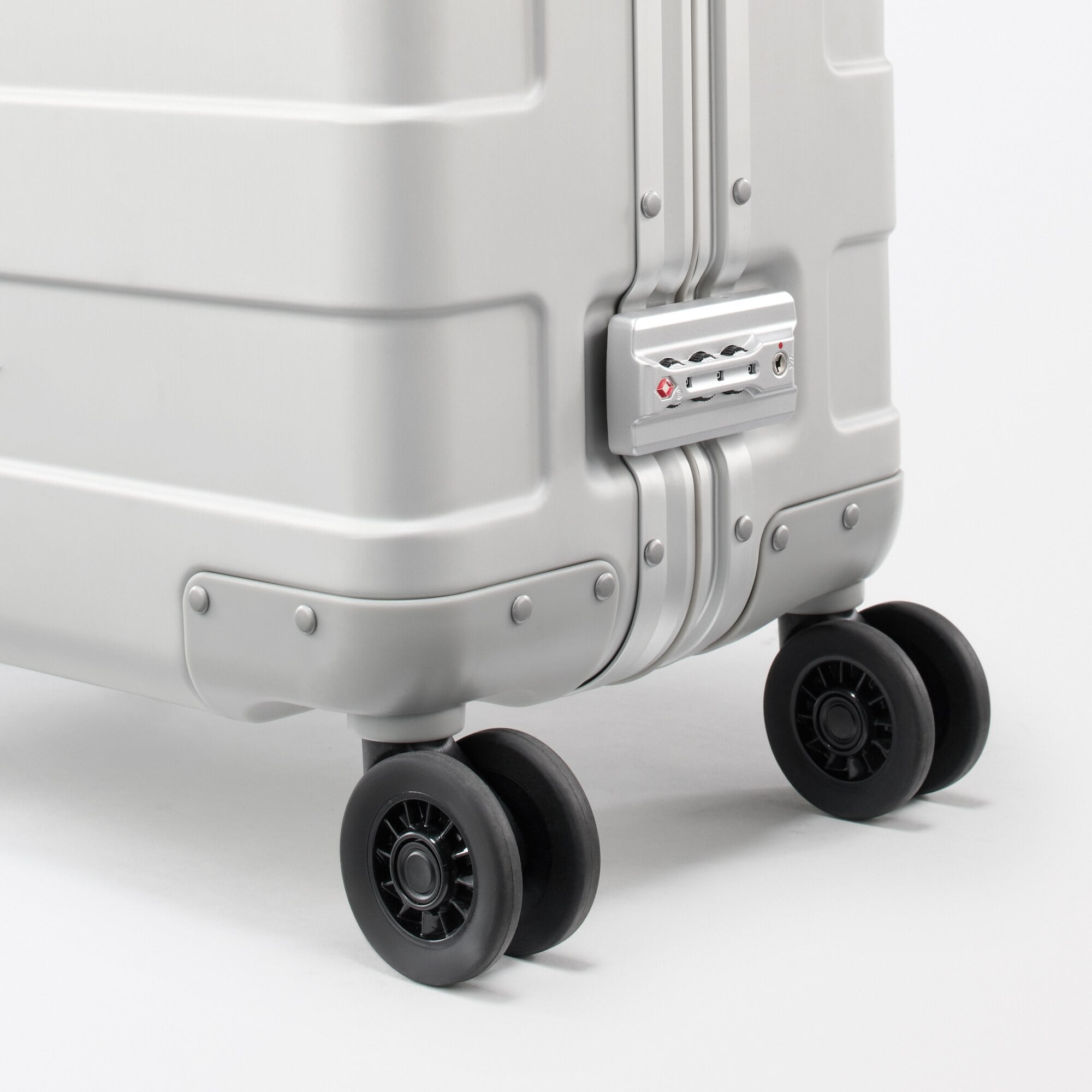 アルミハードキャリーケース６０リットル　