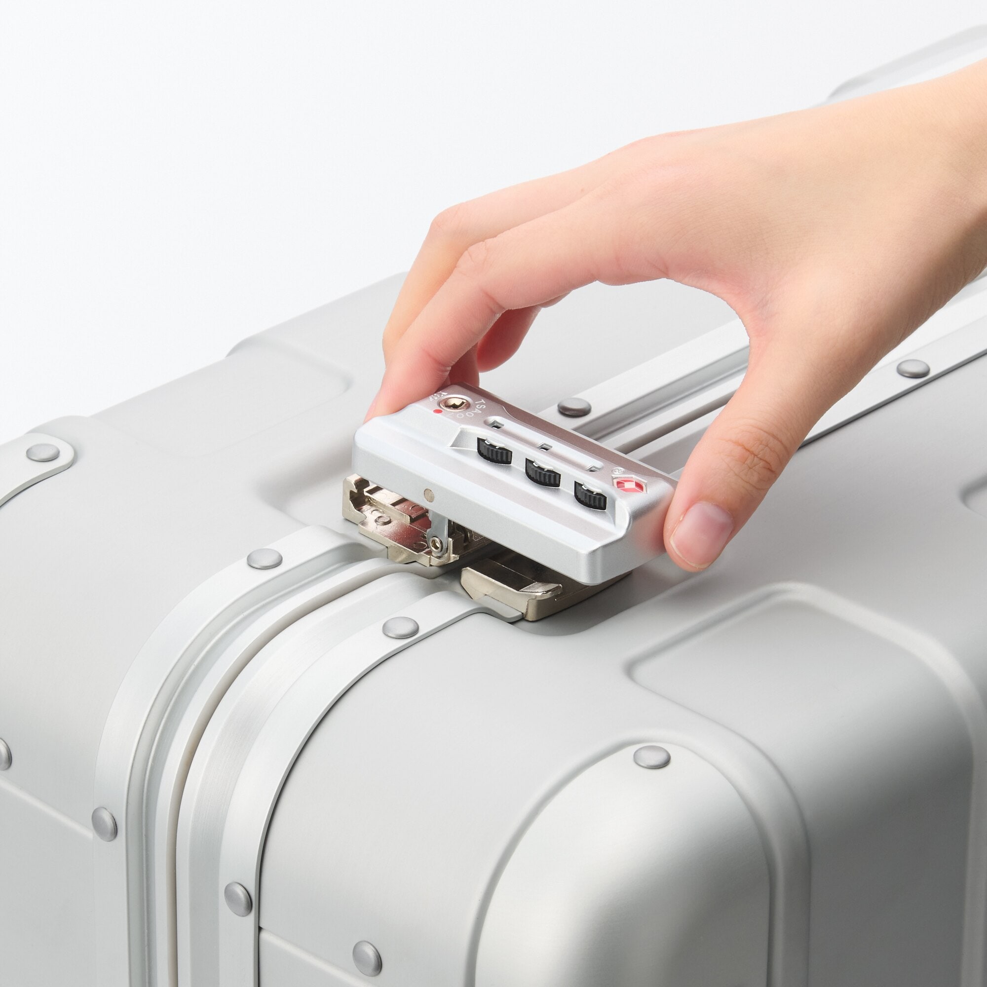 アルミハードキャリーケース６０リットル　