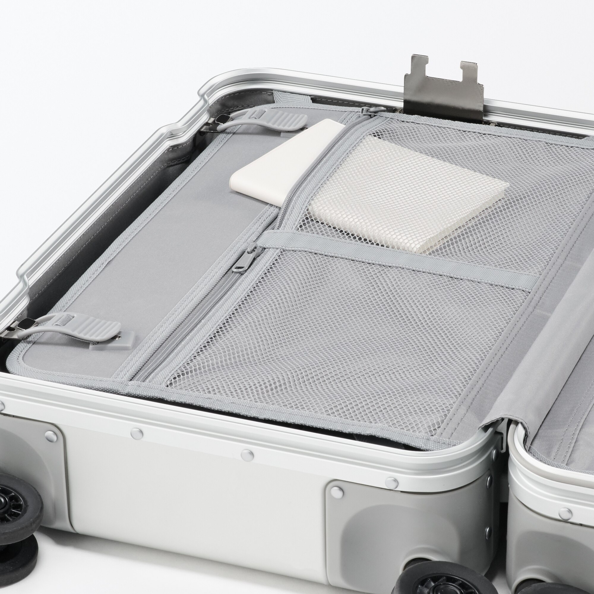 アルミハードキャリーケース３４リットル