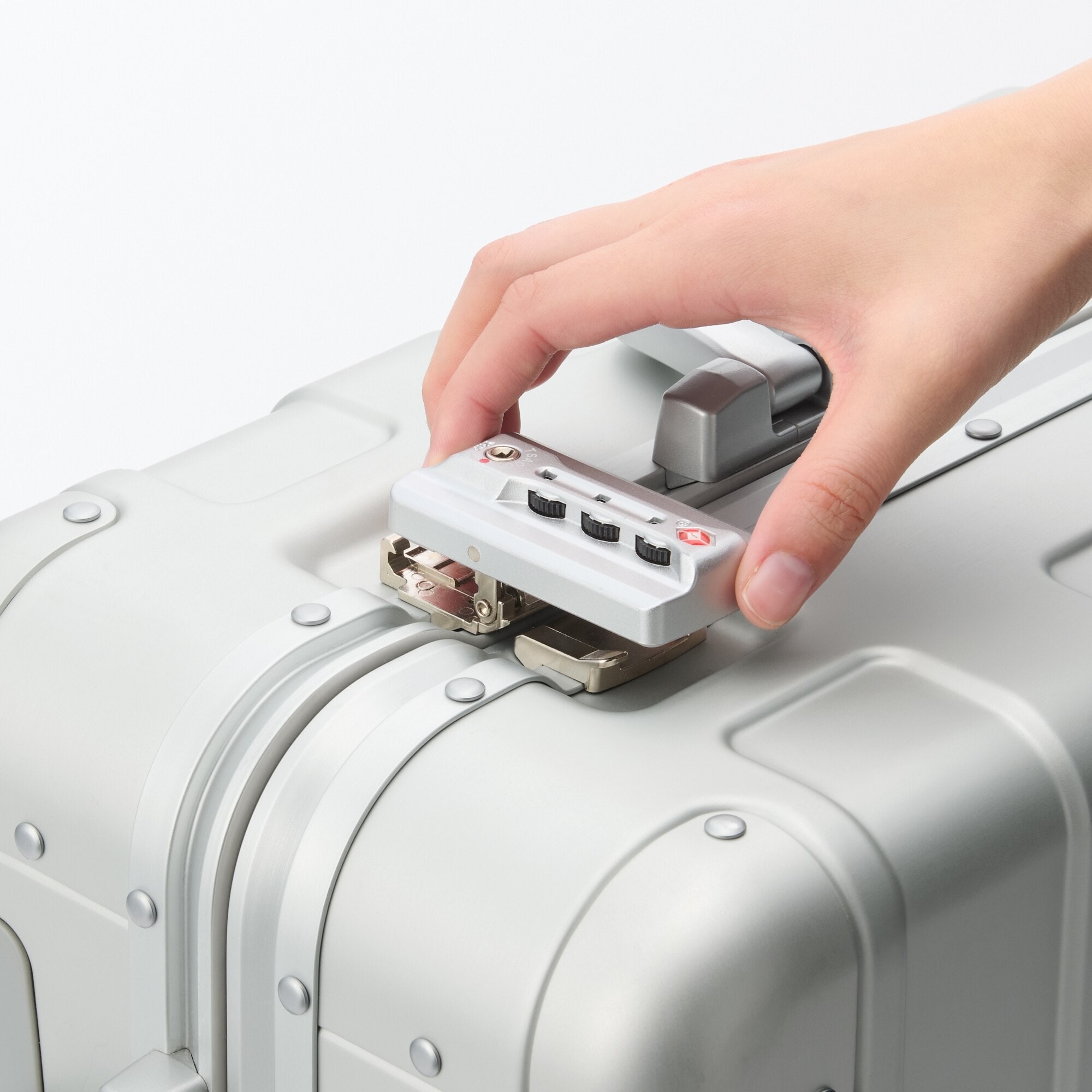 アルミハードキャリーケース３４リットル