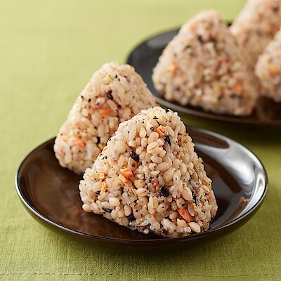 もち麦ごはんの鮭と大葉おにぎり　５個