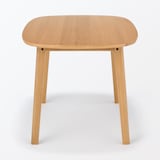 高さが変えられる木製テーブル