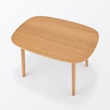 高さが変えられる木製テーブル