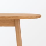 高さが変えられる木製テーブル