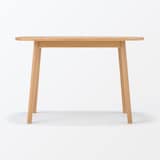 高さが変えられる木製テーブル